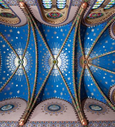 Zdjęcie nr 2: Kościół jest położony na północny-zachód od centrum miejscowości, na placu otoczonym ceglanym murem na podmurówce z murowanymi słupkami, nakrytym blaszanym daszkiem. Główne wejście na plac kościelny prowadzi przez pseudobastionową bramę, flankowaną dwiema pseudowieżyczkami oraz dwiema furtkami. Kościół jest budowlą założoną na planie krzyża łacińskiego, murowaną z cegły, orientowaną, jednonawową z transeptem, prezbiterium zakończonym trójbocznie i wieżą. Od północnej strony kościoła prostokątna zakrystia, od południa w narożniku korpusu i prezbiterium niewielkie kruchty. 

Wnętrze artykułowe ostrołukowymi arkadami wspartymi na filarach. Korpus sześcioprzęsłowy, nakryty sklepieniem krzyżowo-żebrowym; prezbiterium dwuprzęsłowe, węższe od korpusu ze sklepieniem gwiaździstym. Chór muzyczny wsparty na trzech arkadach. W kościele duże okna pseudomaswerkowe w kształcie stojących prostokątów, zamkniętych ostrołukowo, wypełnione witrażami.

Na zewnątrz elewacje ceglane z kamiennym cokołem, zamknięte kamiennym gzymsem podokapowym. Od fasady po lewej stronie dostawiona masywna wieża na planie kwadratu, czwórkondygnacyjna. W dolnych kondygnacjach niewielkie okienka, trzecia kondygnacja najwyższa, a w niej wysokie prześwity okienne z biforiami, wyżej zegary na każdej ścianie wieży. Ostatnia kondygnacja najwyższa z otworami okiennymi w kształcie leżących prostokątów, zamkniętych odcinkowo, wypełnionych podwójnymi biforiami. Wieża nakryta ostrosłupowym hełmem z analogicznymi czterema mniejszymi hełmami w narożach. Po prawej stronie fasady kruchta wejściowa do kościoła założona na planie prostokąta z portalem od zachodu, nakryta daszkiem jednospadowym, od południa zwieńczonym kamiennym szczytem schodkowym. Portal wysunięty przed lico kruchty, w polu ostrołukowa arkada z tympanonem przedstawiającym Chrystusa spotykającego Marię Magdalenę. Portal zamknięty trójkątnym szczytem, którego pole wypełnione jest rzeźbioną dekoracją z liści i owoców winnego grona oraz krzyża łacińskiego pośrodku. Za kruchtą ściana zachodnia kościoła zamknięta trójkątnym szczytem schodkowym, wypełnionym blendami. Analogiczne szczyty na zakończeniu ramion transeptu oraz na zakończeniu korpusu nawy kościoła od strony wschodniej. Nad skrzyżowaniem ramion transeptu umieszczona jest wieżyczka na sygnaturkę. Do świątyni prowadzą też dwa mniejsze wejścia od strony południowej przez kruchty oraz trzecie przez zakrystię. Korpus nakryty wysokim, dwuspadowym dachem. Ramiona transeptu nakryte osobnymi dachami dwuspadowymi o kalenicy niższej niż dach korpusu. Na zewnątrz kościół oszkarpowany. 