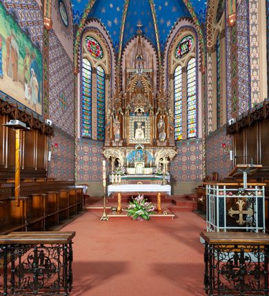 Zdjęcie nr 3: Kościół jest położony na północny-zachód od centrum miejscowości, na placu otoczonym ceglanym murem na podmurówce z murowanymi słupkami, nakrytym blaszanym daszkiem. Główne wejście na plac kościelny prowadzi przez pseudobastionową bramę, flankowaną dwiema pseudowieżyczkami oraz dwiema furtkami. Kościół jest budowlą założoną na planie krzyża łacińskiego, murowaną z cegły, orientowaną, jednonawową z transeptem, prezbiterium zakończonym trójbocznie i wieżą. Od północnej strony kościoła prostokątna zakrystia, od południa w narożniku korpusu i prezbiterium niewielkie kruchty. 

Wnętrze artykułowe ostrołukowymi arkadami wspartymi na filarach. Korpus sześcioprzęsłowy, nakryty sklepieniem krzyżowo-żebrowym; prezbiterium dwuprzęsłowe, węższe od korpusu ze sklepieniem gwiaździstym. Chór muzyczny wsparty na trzech arkadach. W kościele duże okna pseudomaswerkowe w kształcie stojących prostokątów, zamkniętych ostrołukowo, wypełnione witrażami.

Na zewnątrz elewacje ceglane z kamiennym cokołem, zamknięte kamiennym gzymsem podokapowym. Od fasady po lewej stronie dostawiona masywna wieża na planie kwadratu, czwórkondygnacyjna. W dolnych kondygnacjach niewielkie okienka, trzecia kondygnacja najwyższa, a w niej wysokie prześwity okienne z biforiami, wyżej zegary na każdej ścianie wieży. Ostatnia kondygnacja najwyższa z otworami okiennymi w kształcie leżących prostokątów, zamkniętych odcinkowo, wypełnionych podwójnymi biforiami. Wieża nakryta ostrosłupowym hełmem z analogicznymi czterema mniejszymi hełmami w narożach. Po prawej stronie fasady kruchta wejściowa do kościoła założona na planie prostokąta z portalem od zachodu, nakryta daszkiem jednospadowym, od południa zwieńczonym kamiennym szczytem schodkowym. Portal wysunięty przed lico kruchty, w polu ostrołukowa arkada z tympanonem przedstawiającym Chrystusa spotykającego Marię Magdalenę. Portal zamknięty trójkątnym szczytem, którego pole wypełnione jest rzeźbioną dekoracją z liści i owoców winnego grona oraz krzyża łacińskiego pośrodku. Za kruchtą ściana zachodnia kościoła zamknięta trójkątnym szczytem schodkowym, wypełnionym blendami. Analogiczne szczyty na zakończeniu ramion transeptu oraz na zakończeniu korpusu nawy kościoła od strony wschodniej. Nad skrzyżowaniem ramion transeptu umieszczona jest wieżyczka na sygnaturkę. Do świątyni prowadzą też dwa mniejsze wejścia od strony południowej przez kruchty oraz trzecie przez zakrystię. Korpus nakryty wysokim, dwuspadowym dachem. Ramiona transeptu nakryte osobnymi dachami dwuspadowymi o kalenicy niższej niż dach korpusu. Na zewnątrz kościół oszkarpowany. 