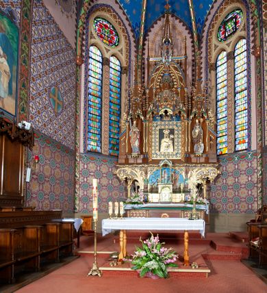 Zdjęcie nr 1: Kościół jest położony na północny-zachód od centrum miejscowości, na placu otoczonym ceglanym murem na podmurówce z murowanymi słupkami, nakrytym blaszanym daszkiem. Główne wejście na plac kościelny prowadzi przez pseudobastionową bramę, flankowaną dwiema pseudowieżyczkami oraz dwiema furtkami. Kościół jest budowlą założoną na planie krzyża łacińskiego, murowaną z cegły, orientowaną, jednonawową z transeptem, prezbiterium zakończonym trójbocznie i wieżą. Od północnej strony kościoła prostokątna zakrystia, od południa w narożniku korpusu i prezbiterium niewielkie kruchty. 

Wnętrze artykułowe ostrołukowymi arkadami wspartymi na filarach. Korpus sześcioprzęsłowy, nakryty sklepieniem krzyżowo-żebrowym; prezbiterium dwuprzęsłowe, węższe od korpusu ze sklepieniem gwiaździstym. Chór muzyczny wsparty na trzech arkadach. W kościele duże okna pseudomaswerkowe w kształcie stojących prostokątów, zamkniętych ostrołukowo, wypełnione witrażami.

Na zewnątrz elewacje ceglane z kamiennym cokołem, zamknięte kamiennym gzymsem podokapowym. Od fasady po lewej stronie dostawiona masywna wieża na planie kwadratu, czwórkondygnacyjna. W dolnych kondygnacjach niewielkie okienka, trzecia kondygnacja najwyższa, a w niej wysokie prześwity okienne z biforiami, wyżej zegary na każdej ścianie wieży. Ostatnia kondygnacja najwyższa z otworami okiennymi w kształcie leżących prostokątów, zamkniętych odcinkowo, wypełnionych podwójnymi biforiami. Wieża nakryta ostrosłupowym hełmem z analogicznymi czterema mniejszymi hełmami w narożach. Po prawej stronie fasady kruchta wejściowa do kościoła założona na planie prostokąta z portalem od zachodu, nakryta daszkiem jednospadowym, od południa zwieńczonym kamiennym szczytem schodkowym. Portal wysunięty przed lico kruchty, w polu ostrołukowa arkada z tympanonem przedstawiającym Chrystusa spotykającego Marię Magdalenę. Portal zamknięty trójkątnym szczytem, którego pole wypełnione jest rzeźbioną dekoracją z liści i owoców winnego grona oraz krzyża łacińskiego pośrodku. Za kruchtą ściana zachodnia kościoła zamknięta trójkątnym szczytem schodkowym, wypełnionym blendami. Analogiczne szczyty na zakończeniu ramion transeptu oraz na zakończeniu korpusu nawy kościoła od strony wschodniej. Nad skrzyżowaniem ramion transeptu umieszczona jest wieżyczka na sygnaturkę. Do świątyni prowadzą też dwa mniejsze wejścia od strony południowej przez kruchty oraz trzecie przez zakrystię. Korpus nakryty wysokim, dwuspadowym dachem. Ramiona transeptu nakryte osobnymi dachami dwuspadowymi o kalenicy niższej niż dach korpusu. Na zewnątrz kościół oszkarpowany. 