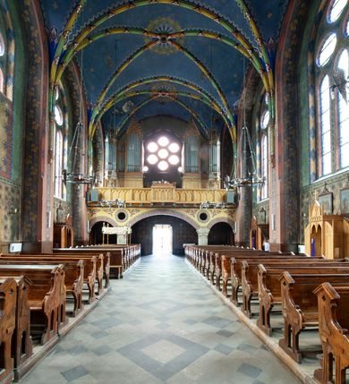 Zdjęcie nr 10: Kościół jest położony na północny-zachód od centrum miejscowości, na placu otoczonym ceglanym murem na podmurówce z murowanymi słupkami, nakrytym blaszanym daszkiem. Główne wejście na plac kościelny prowadzi przez pseudobastionową bramę, flankowaną dwiema pseudowieżyczkami oraz dwiema furtkami. Kościół jest budowlą założoną na planie krzyża łacińskiego, murowaną z cegły, orientowaną, jednonawową z transeptem, prezbiterium zakończonym trójbocznie i wieżą. Od północnej strony kościoła prostokątna zakrystia, od południa w narożniku korpusu i prezbiterium niewielkie kruchty. 

Wnętrze artykułowe ostrołukowymi arkadami wspartymi na filarach. Korpus sześcioprzęsłowy, nakryty sklepieniem krzyżowo-żebrowym; prezbiterium dwuprzęsłowe, węższe od korpusu ze sklepieniem gwiaździstym. Chór muzyczny wsparty na trzech arkadach. W kościele duże okna pseudomaswerkowe w kształcie stojących prostokątów, zamkniętych ostrołukowo, wypełnione witrażami.

Na zewnątrz elewacje ceglane z kamiennym cokołem, zamknięte kamiennym gzymsem podokapowym. Od fasady po lewej stronie dostawiona masywna wieża na planie kwadratu, czwórkondygnacyjna. W dolnych kondygnacjach niewielkie okienka, trzecia kondygnacja najwyższa, a w niej wysokie prześwity okienne z biforiami, wyżej zegary na każdej ścianie wieży. Ostatnia kondygnacja najwyższa z otworami okiennymi w kształcie leżących prostokątów, zamkniętych odcinkowo, wypełnionych podwójnymi biforiami. Wieża nakryta ostrosłupowym hełmem z analogicznymi czterema mniejszymi hełmami w narożach. Po prawej stronie fasady kruchta wejściowa do kościoła założona na planie prostokąta z portalem od zachodu, nakryta daszkiem jednospadowym, od południa zwieńczonym kamiennym szczytem schodkowym. Portal wysunięty przed lico kruchty, w polu ostrołukowa arkada z tympanonem przedstawiającym Chrystusa spotykającego Marię Magdalenę. Portal zamknięty trójkątnym szczytem, którego pole wypełnione jest rzeźbioną dekoracją z liści i owoców winnego grona oraz krzyża łacińskiego pośrodku. Za kruchtą ściana zachodnia kościoła zamknięta trójkątnym szczytem schodkowym, wypełnionym blendami. Analogiczne szczyty na zakończeniu ramion transeptu oraz na zakończeniu korpusu nawy kościoła od strony wschodniej. Nad skrzyżowaniem ramion transeptu umieszczona jest wieżyczka na sygnaturkę. Do świątyni prowadzą też dwa mniejsze wejścia od strony południowej przez kruchty oraz trzecie przez zakrystię. Korpus nakryty wysokim, dwuspadowym dachem. Ramiona transeptu nakryte osobnymi dachami dwuspadowymi o kalenicy niższej niż dach korpusu. Na zewnątrz kościół oszkarpowany. 