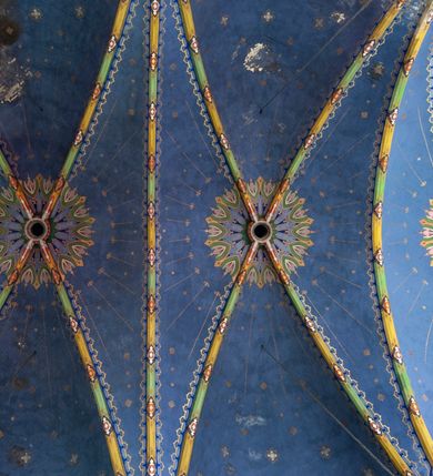 Zdjęcie nr 9: Kościół jest położony na północny-zachód od centrum miejscowości, na placu otoczonym ceglanym murem na podmurówce z murowanymi słupkami, nakrytym blaszanym daszkiem. Główne wejście na plac kościelny prowadzi przez pseudobastionową bramę, flankowaną dwiema pseudowieżyczkami oraz dwiema furtkami. Kościół jest budowlą założoną na planie krzyża łacińskiego, murowaną z cegły, orientowaną, jednonawową z transeptem, prezbiterium zakończonym trójbocznie i wieżą. Od północnej strony kościoła prostokątna zakrystia, od południa w narożniku korpusu i prezbiterium niewielkie kruchty. 

Wnętrze artykułowe ostrołukowymi arkadami wspartymi na filarach. Korpus sześcioprzęsłowy, nakryty sklepieniem krzyżowo-żebrowym; prezbiterium dwuprzęsłowe, węższe od korpusu ze sklepieniem gwiaździstym. Chór muzyczny wsparty na trzech arkadach. W kościele duże okna pseudomaswerkowe w kształcie stojących prostokątów, zamkniętych ostrołukowo, wypełnione witrażami.

Na zewnątrz elewacje ceglane z kamiennym cokołem, zamknięte kamiennym gzymsem podokapowym. Od fasady po lewej stronie dostawiona masywna wieża na planie kwadratu, czwórkondygnacyjna. W dolnych kondygnacjach niewielkie okienka, trzecia kondygnacja najwyższa, a w niej wysokie prześwity okienne z biforiami, wyżej zegary na każdej ścianie wieży. Ostatnia kondygnacja najwyższa z otworami okiennymi w kształcie leżących prostokątów, zamkniętych odcinkowo, wypełnionych podwójnymi biforiami. Wieża nakryta ostrosłupowym hełmem z analogicznymi czterema mniejszymi hełmami w narożach. Po prawej stronie fasady kruchta wejściowa do kościoła założona na planie prostokąta z portalem od zachodu, nakryta daszkiem jednospadowym, od południa zwieńczonym kamiennym szczytem schodkowym. Portal wysunięty przed lico kruchty, w polu ostrołukowa arkada z tympanonem przedstawiającym Chrystusa spotykającego Marię Magdalenę. Portal zamknięty trójkątnym szczytem, którego pole wypełnione jest rzeźbioną dekoracją z liści i owoców winnego grona oraz krzyża łacińskiego pośrodku. Za kruchtą ściana zachodnia kościoła zamknięta trójkątnym szczytem schodkowym, wypełnionym blendami. Analogiczne szczyty na zakończeniu ramion transeptu oraz na zakończeniu korpusu nawy kościoła od strony wschodniej. Nad skrzyżowaniem ramion transeptu umieszczona jest wieżyczka na sygnaturkę. Do świątyni prowadzą też dwa mniejsze wejścia od strony południowej przez kruchty oraz trzecie przez zakrystię. Korpus nakryty wysokim, dwuspadowym dachem. Ramiona transeptu nakryte osobnymi dachami dwuspadowymi o kalenicy niższej niż dach korpusu. Na zewnątrz kościół oszkarpowany. 