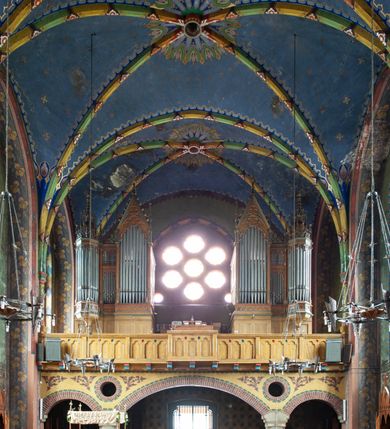 Zdjęcie nr 6: Kościół jest położony na północny-zachód od centrum miejscowości, na placu otoczonym ceglanym murem na podmurówce z murowanymi słupkami, nakrytym blaszanym daszkiem. Główne wejście na plac kościelny prowadzi przez pseudobastionową bramę, flankowaną dwiema pseudowieżyczkami oraz dwiema furtkami. Kościół jest budowlą założoną na planie krzyża łacińskiego, murowaną z cegły, orientowaną, jednonawową z transeptem, prezbiterium zakończonym trójbocznie i wieżą. Od północnej strony kościoła prostokątna zakrystia, od południa w narożniku korpusu i prezbiterium niewielkie kruchty. 

Wnętrze artykułowe ostrołukowymi arkadami wspartymi na filarach. Korpus sześcioprzęsłowy, nakryty sklepieniem krzyżowo-żebrowym; prezbiterium dwuprzęsłowe, węższe od korpusu ze sklepieniem gwiaździstym. Chór muzyczny wsparty na trzech arkadach. W kościele duże okna pseudomaswerkowe w kształcie stojących prostokątów, zamkniętych ostrołukowo, wypełnione witrażami.

Na zewnątrz elewacje ceglane z kamiennym cokołem, zamknięte kamiennym gzymsem podokapowym. Od fasady po lewej stronie dostawiona masywna wieża na planie kwadratu, czwórkondygnacyjna. W dolnych kondygnacjach niewielkie okienka, trzecia kondygnacja najwyższa, a w niej wysokie prześwity okienne z biforiami, wyżej zegary na każdej ścianie wieży. Ostatnia kondygnacja najwyższa z otworami okiennymi w kształcie leżących prostokątów, zamkniętych odcinkowo, wypełnionych podwójnymi biforiami. Wieża nakryta ostrosłupowym hełmem z analogicznymi czterema mniejszymi hełmami w narożach. Po prawej stronie fasady kruchta wejściowa do kościoła założona na planie prostokąta z portalem od zachodu, nakryta daszkiem jednospadowym, od południa zwieńczonym kamiennym szczytem schodkowym. Portal wysunięty przed lico kruchty, w polu ostrołukowa arkada z tympanonem przedstawiającym Chrystusa spotykającego Marię Magdalenę. Portal zamknięty trójkątnym szczytem, którego pole wypełnione jest rzeźbioną dekoracją z liści i owoców winnego grona oraz krzyża łacińskiego pośrodku. Za kruchtą ściana zachodnia kościoła zamknięta trójkątnym szczytem schodkowym, wypełnionym blendami. Analogiczne szczyty na zakończeniu ramion transeptu oraz na zakończeniu korpusu nawy kościoła od strony wschodniej. Nad skrzyżowaniem ramion transeptu umieszczona jest wieżyczka na sygnaturkę. Do świątyni prowadzą też dwa mniejsze wejścia od strony południowej przez kruchty oraz trzecie przez zakrystię. Korpus nakryty wysokim, dwuspadowym dachem. Ramiona transeptu nakryte osobnymi dachami dwuspadowymi o kalenicy niższej niż dach korpusu. Na zewnątrz kościół oszkarpowany. 