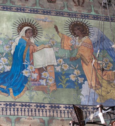 Zdjęcie nr 11: Kościół jest położony na północny-zachód od centrum miejscowości, na placu otoczonym ceglanym murem na podmurówce z murowanymi słupkami, nakrytym blaszanym daszkiem. Główne wejście na plac kościelny prowadzi przez pseudobastionową bramę, flankowaną dwiema pseudowieżyczkami oraz dwiema furtkami. Kościół jest budowlą założoną na planie krzyża łacińskiego, murowaną z cegły, orientowaną, jednonawową z transeptem, prezbiterium zakończonym trójbocznie i wieżą. Od północnej strony kościoła prostokątna zakrystia, od południa w narożniku korpusu i prezbiterium niewielkie kruchty. 

Wnętrze artykułowe ostrołukowymi arkadami wspartymi na filarach. Korpus sześcioprzęsłowy, nakryty sklepieniem krzyżowo-żebrowym; prezbiterium dwuprzęsłowe, węższe od korpusu ze sklepieniem gwiaździstym. Chór muzyczny wsparty na trzech arkadach. W kościele duże okna pseudomaswerkowe w kształcie stojących prostokątów, zamkniętych ostrołukowo, wypełnione witrażami.

Na zewnątrz elewacje ceglane z kamiennym cokołem, zamknięte kamiennym gzymsem podokapowym. Od fasady po lewej stronie dostawiona masywna wieża na planie kwadratu, czwórkondygnacyjna. W dolnych kondygnacjach niewielkie okienka, trzecia kondygnacja najwyższa, a w niej wysokie prześwity okienne z biforiami, wyżej zegary na każdej ścianie wieży. Ostatnia kondygnacja najwyższa z otworami okiennymi w kształcie leżących prostokątów, zamkniętych odcinkowo, wypełnionych podwójnymi biforiami. Wieża nakryta ostrosłupowym hełmem z analogicznymi czterema mniejszymi hełmami w narożach. Po prawej stronie fasady kruchta wejściowa do kościoła założona na planie prostokąta z portalem od zachodu, nakryta daszkiem jednospadowym, od południa zwieńczonym kamiennym szczytem schodkowym. Portal wysunięty przed lico kruchty, w polu ostrołukowa arkada z tympanonem przedstawiającym Chrystusa spotykającego Marię Magdalenę. Portal zamknięty trójkątnym szczytem, którego pole wypełnione jest rzeźbioną dekoracją z liści i owoców winnego grona oraz krzyża łacińskiego pośrodku. Za kruchtą ściana zachodnia kościoła zamknięta trójkątnym szczytem schodkowym, wypełnionym blendami. Analogiczne szczyty na zakończeniu ramion transeptu oraz na zakończeniu korpusu nawy kościoła od strony wschodniej. Nad skrzyżowaniem ramion transeptu umieszczona jest wieżyczka na sygnaturkę. Do świątyni prowadzą też dwa mniejsze wejścia od strony południowej przez kruchty oraz trzecie przez zakrystię. Korpus nakryty wysokim, dwuspadowym dachem. Ramiona transeptu nakryte osobnymi dachami dwuspadowymi o kalenicy niższej niż dach korpusu. Na zewnątrz kościół oszkarpowany. 