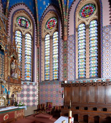 Zdjęcie nr 13: Kościół jest położony na północny-zachód od centrum miejscowości, na placu otoczonym ceglanym murem na podmurówce z murowanymi słupkami, nakrytym blaszanym daszkiem. Główne wejście na plac kościelny prowadzi przez pseudobastionową bramę, flankowaną dwiema pseudowieżyczkami oraz dwiema furtkami. Kościół jest budowlą założoną na planie krzyża łacińskiego, murowaną z cegły, orientowaną, jednonawową z transeptem, prezbiterium zakończonym trójbocznie i wieżą. Od północnej strony kościoła prostokątna zakrystia, od południa w narożniku korpusu i prezbiterium niewielkie kruchty. 

Wnętrze artykułowe ostrołukowymi arkadami wspartymi na filarach. Korpus sześcioprzęsłowy, nakryty sklepieniem krzyżowo-żebrowym; prezbiterium dwuprzęsłowe, węższe od korpusu ze sklepieniem gwiaździstym. Chór muzyczny wsparty na trzech arkadach. W kościele duże okna pseudomaswerkowe w kształcie stojących prostokątów, zamkniętych ostrołukowo, wypełnione witrażami.

Na zewnątrz elewacje ceglane z kamiennym cokołem, zamknięte kamiennym gzymsem podokapowym. Od fasady po lewej stronie dostawiona masywna wieża na planie kwadratu, czwórkondygnacyjna. W dolnych kondygnacjach niewielkie okienka, trzecia kondygnacja najwyższa, a w niej wysokie prześwity okienne z biforiami, wyżej zegary na każdej ścianie wieży. Ostatnia kondygnacja najwyższa z otworami okiennymi w kształcie leżących prostokątów, zamkniętych odcinkowo, wypełnionych podwójnymi biforiami. Wieża nakryta ostrosłupowym hełmem z analogicznymi czterema mniejszymi hełmami w narożach. Po prawej stronie fasady kruchta wejściowa do kościoła założona na planie prostokąta z portalem od zachodu, nakryta daszkiem jednospadowym, od południa zwieńczonym kamiennym szczytem schodkowym. Portal wysunięty przed lico kruchty, w polu ostrołukowa arkada z tympanonem przedstawiającym Chrystusa spotykającego Marię Magdalenę. Portal zamknięty trójkątnym szczytem, którego pole wypełnione jest rzeźbioną dekoracją z liści i owoców winnego grona oraz krzyża łacińskiego pośrodku. Za kruchtą ściana zachodnia kościoła zamknięta trójkątnym szczytem schodkowym, wypełnionym blendami. Analogiczne szczyty na zakończeniu ramion transeptu oraz na zakończeniu korpusu nawy kościoła od strony wschodniej. Nad skrzyżowaniem ramion transeptu umieszczona jest wieżyczka na sygnaturkę. Do świątyni prowadzą też dwa mniejsze wejścia od strony południowej przez kruchty oraz trzecie przez zakrystię. Korpus nakryty wysokim, dwuspadowym dachem. Ramiona transeptu nakryte osobnymi dachami dwuspadowymi o kalenicy niższej niż dach korpusu. Na zewnątrz kościół oszkarpowany. 