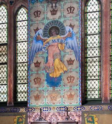 Zdjęcie nr 12: Kościół jest położony na północny-zachód od centrum miejscowości, na placu otoczonym ceglanym murem na podmurówce z murowanymi słupkami, nakrytym blaszanym daszkiem. Główne wejście na plac kościelny prowadzi przez pseudobastionową bramę, flankowaną dwiema pseudowieżyczkami oraz dwiema furtkami. Kościół jest budowlą założoną na planie krzyża łacińskiego, murowaną z cegły, orientowaną, jednonawową z transeptem, prezbiterium zakończonym trójbocznie i wieżą. Od północnej strony kościoła prostokątna zakrystia, od południa w narożniku korpusu i prezbiterium niewielkie kruchty. 

Wnętrze artykułowe ostrołukowymi arkadami wspartymi na filarach. Korpus sześcioprzęsłowy, nakryty sklepieniem krzyżowo-żebrowym; prezbiterium dwuprzęsłowe, węższe od korpusu ze sklepieniem gwiaździstym. Chór muzyczny wsparty na trzech arkadach. W kościele duże okna pseudomaswerkowe w kształcie stojących prostokątów, zamkniętych ostrołukowo, wypełnione witrażami.

Na zewnątrz elewacje ceglane z kamiennym cokołem, zamknięte kamiennym gzymsem podokapowym. Od fasady po lewej stronie dostawiona masywna wieża na planie kwadratu, czwórkondygnacyjna. W dolnych kondygnacjach niewielkie okienka, trzecia kondygnacja najwyższa, a w niej wysokie prześwity okienne z biforiami, wyżej zegary na każdej ścianie wieży. Ostatnia kondygnacja najwyższa z otworami okiennymi w kształcie leżących prostokątów, zamkniętych odcinkowo, wypełnionych podwójnymi biforiami. Wieża nakryta ostrosłupowym hełmem z analogicznymi czterema mniejszymi hełmami w narożach. Po prawej stronie fasady kruchta wejściowa do kościoła założona na planie prostokąta z portalem od zachodu, nakryta daszkiem jednospadowym, od południa zwieńczonym kamiennym szczytem schodkowym. Portal wysunięty przed lico kruchty, w polu ostrołukowa arkada z tympanonem przedstawiającym Chrystusa spotykającego Marię Magdalenę. Portal zamknięty trójkątnym szczytem, którego pole wypełnione jest rzeźbioną dekoracją z liści i owoców winnego grona oraz krzyża łacińskiego pośrodku. Za kruchtą ściana zachodnia kościoła zamknięta trójkątnym szczytem schodkowym, wypełnionym blendami. Analogiczne szczyty na zakończeniu ramion transeptu oraz na zakończeniu korpusu nawy kościoła od strony wschodniej. Nad skrzyżowaniem ramion transeptu umieszczona jest wieżyczka na sygnaturkę. Do świątyni prowadzą też dwa mniejsze wejścia od strony południowej przez kruchty oraz trzecie przez zakrystię. Korpus nakryty wysokim, dwuspadowym dachem. Ramiona transeptu nakryte osobnymi dachami dwuspadowymi o kalenicy niższej niż dach korpusu. Na zewnątrz kościół oszkarpowany. 