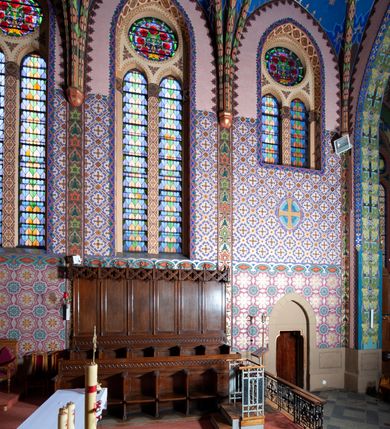 Zdjęcie nr 14: Kościół jest położony na północny-zachód od centrum miejscowości, na placu otoczonym ceglanym murem na podmurówce z murowanymi słupkami, nakrytym blaszanym daszkiem. Główne wejście na plac kościelny prowadzi przez pseudobastionową bramę, flankowaną dwiema pseudowieżyczkami oraz dwiema furtkami. Kościół jest budowlą założoną na planie krzyża łacińskiego, murowaną z cegły, orientowaną, jednonawową z transeptem, prezbiterium zakończonym trójbocznie i wieżą. Od północnej strony kościoła prostokątna zakrystia, od południa w narożniku korpusu i prezbiterium niewielkie kruchty. 

Wnętrze artykułowe ostrołukowymi arkadami wspartymi na filarach. Korpus sześcioprzęsłowy, nakryty sklepieniem krzyżowo-żebrowym; prezbiterium dwuprzęsłowe, węższe od korpusu ze sklepieniem gwiaździstym. Chór muzyczny wsparty na trzech arkadach. W kościele duże okna pseudomaswerkowe w kształcie stojących prostokątów, zamkniętych ostrołukowo, wypełnione witrażami.

Na zewnątrz elewacje ceglane z kamiennym cokołem, zamknięte kamiennym gzymsem podokapowym. Od fasady po lewej stronie dostawiona masywna wieża na planie kwadratu, czwórkondygnacyjna. W dolnych kondygnacjach niewielkie okienka, trzecia kondygnacja najwyższa, a w niej wysokie prześwity okienne z biforiami, wyżej zegary na każdej ścianie wieży. Ostatnia kondygnacja najwyższa z otworami okiennymi w kształcie leżących prostokątów, zamkniętych odcinkowo, wypełnionych podwójnymi biforiami. Wieża nakryta ostrosłupowym hełmem z analogicznymi czterema mniejszymi hełmami w narożach. Po prawej stronie fasady kruchta wejściowa do kościoła założona na planie prostokąta z portalem od zachodu, nakryta daszkiem jednospadowym, od południa zwieńczonym kamiennym szczytem schodkowym. Portal wysunięty przed lico kruchty, w polu ostrołukowa arkada z tympanonem przedstawiającym Chrystusa spotykającego Marię Magdalenę. Portal zamknięty trójkątnym szczytem, którego pole wypełnione jest rzeźbioną dekoracją z liści i owoców winnego grona oraz krzyża łacińskiego pośrodku. Za kruchtą ściana zachodnia kościoła zamknięta trójkątnym szczytem schodkowym, wypełnionym blendami. Analogiczne szczyty na zakończeniu ramion transeptu oraz na zakończeniu korpusu nawy kościoła od strony wschodniej. Nad skrzyżowaniem ramion transeptu umieszczona jest wieżyczka na sygnaturkę. Do świątyni prowadzą też dwa mniejsze wejścia od strony południowej przez kruchty oraz trzecie przez zakrystię. Korpus nakryty wysokim, dwuspadowym dachem. Ramiona transeptu nakryte osobnymi dachami dwuspadowymi o kalenicy niższej niż dach korpusu. Na zewnątrz kościół oszkarpowany. 