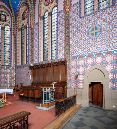 Zdjęcie nr 16: Kościół jest położony na północny-zachód od centrum miejscowości, na placu otoczonym ceglanym murem na podmurówce z murowanymi słupkami, nakrytym blaszanym daszkiem. Główne wejście na plac kościelny prowadzi przez pseudobastionową bramę, flankowaną dwiema pseudowieżyczkami oraz dwiema furtkami. Kościół jest budowlą założoną na planie krzyża łacińskiego, murowaną z cegły, orientowaną, jednonawową z transeptem, prezbiterium zakończonym trójbocznie i wieżą. Od północnej strony kościoła prostokątna zakrystia, od południa w narożniku korpusu i prezbiterium niewielkie kruchty. 

Wnętrze artykułowe ostrołukowymi arkadami wspartymi na filarach. Korpus sześcioprzęsłowy, nakryty sklepieniem krzyżowo-żebrowym; prezbiterium dwuprzęsłowe, węższe od korpusu ze sklepieniem gwiaździstym. Chór muzyczny wsparty na trzech arkadach. W kościele duże okna pseudomaswerkowe w kształcie stojących prostokątów, zamkniętych ostrołukowo, wypełnione witrażami.

Na zewnątrz elewacje ceglane z kamiennym cokołem, zamknięte kamiennym gzymsem podokapowym. Od fasady po lewej stronie dostawiona masywna wieża na planie kwadratu, czwórkondygnacyjna. W dolnych kondygnacjach niewielkie okienka, trzecia kondygnacja najwyższa, a w niej wysokie prześwity okienne z biforiami, wyżej zegary na każdej ścianie wieży. Ostatnia kondygnacja najwyższa z otworami okiennymi w kształcie leżących prostokątów, zamkniętych odcinkowo, wypełnionych podwójnymi biforiami. Wieża nakryta ostrosłupowym hełmem z analogicznymi czterema mniejszymi hełmami w narożach. Po prawej stronie fasady kruchta wejściowa do kościoła założona na planie prostokąta z portalem od zachodu, nakryta daszkiem jednospadowym, od południa zwieńczonym kamiennym szczytem schodkowym. Portal wysunięty przed lico kruchty, w polu ostrołukowa arkada z tympanonem przedstawiającym Chrystusa spotykającego Marię Magdalenę. Portal zamknięty trójkątnym szczytem, którego pole wypełnione jest rzeźbioną dekoracją z liści i owoców winnego grona oraz krzyża łacińskiego pośrodku. Za kruchtą ściana zachodnia kościoła zamknięta trójkątnym szczytem schodkowym, wypełnionym blendami. Analogiczne szczyty na zakończeniu ramion transeptu oraz na zakończeniu korpusu nawy kościoła od strony wschodniej. Nad skrzyżowaniem ramion transeptu umieszczona jest wieżyczka na sygnaturkę. Do świątyni prowadzą też dwa mniejsze wejścia od strony południowej przez kruchty oraz trzecie przez zakrystię. Korpus nakryty wysokim, dwuspadowym dachem. Ramiona transeptu nakryte osobnymi dachami dwuspadowymi o kalenicy niższej niż dach korpusu. Na zewnątrz kościół oszkarpowany. 