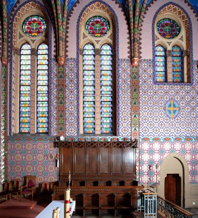 Zdjęcie nr 15: Kościół jest położony na północny-zachód od centrum miejscowości, na placu otoczonym ceglanym murem na podmurówce z murowanymi słupkami, nakrytym blaszanym daszkiem. Główne wejście na plac kościelny prowadzi przez pseudobastionową bramę, flankowaną dwiema pseudowieżyczkami oraz dwiema furtkami. Kościół jest budowlą założoną na planie krzyża łacińskiego, murowaną z cegły, orientowaną, jednonawową z transeptem, prezbiterium zakończonym trójbocznie i wieżą. Od północnej strony kościoła prostokątna zakrystia, od południa w narożniku korpusu i prezbiterium niewielkie kruchty. 

Wnętrze artykułowe ostrołukowymi arkadami wspartymi na filarach. Korpus sześcioprzęsłowy, nakryty sklepieniem krzyżowo-żebrowym; prezbiterium dwuprzęsłowe, węższe od korpusu ze sklepieniem gwiaździstym. Chór muzyczny wsparty na trzech arkadach. W kościele duże okna pseudomaswerkowe w kształcie stojących prostokątów, zamkniętych ostrołukowo, wypełnione witrażami.

Na zewnątrz elewacje ceglane z kamiennym cokołem, zamknięte kamiennym gzymsem podokapowym. Od fasady po lewej stronie dostawiona masywna wieża na planie kwadratu, czwórkondygnacyjna. W dolnych kondygnacjach niewielkie okienka, trzecia kondygnacja najwyższa, a w niej wysokie prześwity okienne z biforiami, wyżej zegary na każdej ścianie wieży. Ostatnia kondygnacja najwyższa z otworami okiennymi w kształcie leżących prostokątów, zamkniętych odcinkowo, wypełnionych podwójnymi biforiami. Wieża nakryta ostrosłupowym hełmem z analogicznymi czterema mniejszymi hełmami w narożach. Po prawej stronie fasady kruchta wejściowa do kościoła założona na planie prostokąta z portalem od zachodu, nakryta daszkiem jednospadowym, od południa zwieńczonym kamiennym szczytem schodkowym. Portal wysunięty przed lico kruchty, w polu ostrołukowa arkada z tympanonem przedstawiającym Chrystusa spotykającego Marię Magdalenę. Portal zamknięty trójkątnym szczytem, którego pole wypełnione jest rzeźbioną dekoracją z liści i owoców winnego grona oraz krzyża łacińskiego pośrodku. Za kruchtą ściana zachodnia kościoła zamknięta trójkątnym szczytem schodkowym, wypełnionym blendami. Analogiczne szczyty na zakończeniu ramion transeptu oraz na zakończeniu korpusu nawy kościoła od strony wschodniej. Nad skrzyżowaniem ramion transeptu umieszczona jest wieżyczka na sygnaturkę. Do świątyni prowadzą też dwa mniejsze wejścia od strony południowej przez kruchty oraz trzecie przez zakrystię. Korpus nakryty wysokim, dwuspadowym dachem. Ramiona transeptu nakryte osobnymi dachami dwuspadowymi o kalenicy niższej niż dach korpusu. Na zewnątrz kościół oszkarpowany. 