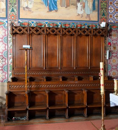 Zdjęcie nr 18: Kościół jest położony na północny-zachód od centrum miejscowości, na placu otoczonym ceglanym murem na podmurówce z murowanymi słupkami, nakrytym blaszanym daszkiem. Główne wejście na plac kościelny prowadzi przez pseudobastionową bramę, flankowaną dwiema pseudowieżyczkami oraz dwiema furtkami. Kościół jest budowlą założoną na planie krzyża łacińskiego, murowaną z cegły, orientowaną, jednonawową z transeptem, prezbiterium zakończonym trójbocznie i wieżą. Od północnej strony kościoła prostokątna zakrystia, od południa w narożniku korpusu i prezbiterium niewielkie kruchty. 

Wnętrze artykułowe ostrołukowymi arkadami wspartymi na filarach. Korpus sześcioprzęsłowy, nakryty sklepieniem krzyżowo-żebrowym; prezbiterium dwuprzęsłowe, węższe od korpusu ze sklepieniem gwiaździstym. Chór muzyczny wsparty na trzech arkadach. W kościele duże okna pseudomaswerkowe w kształcie stojących prostokątów, zamkniętych ostrołukowo, wypełnione witrażami.

Na zewnątrz elewacje ceglane z kamiennym cokołem, zamknięte kamiennym gzymsem podokapowym. Od fasady po lewej stronie dostawiona masywna wieża na planie kwadratu, czwórkondygnacyjna. W dolnych kondygnacjach niewielkie okienka, trzecia kondygnacja najwyższa, a w niej wysokie prześwity okienne z biforiami, wyżej zegary na każdej ścianie wieży. Ostatnia kondygnacja najwyższa z otworami okiennymi w kształcie leżących prostokątów, zamkniętych odcinkowo, wypełnionych podwójnymi biforiami. Wieża nakryta ostrosłupowym hełmem z analogicznymi czterema mniejszymi hełmami w narożach. Po prawej stronie fasady kruchta wejściowa do kościoła założona na planie prostokąta z portalem od zachodu, nakryta daszkiem jednospadowym, od południa zwieńczonym kamiennym szczytem schodkowym. Portal wysunięty przed lico kruchty, w polu ostrołukowa arkada z tympanonem przedstawiającym Chrystusa spotykającego Marię Magdalenę. Portal zamknięty trójkątnym szczytem, którego pole wypełnione jest rzeźbioną dekoracją z liści i owoców winnego grona oraz krzyża łacińskiego pośrodku. Za kruchtą ściana zachodnia kościoła zamknięta trójkątnym szczytem schodkowym, wypełnionym blendami. Analogiczne szczyty na zakończeniu ramion transeptu oraz na zakończeniu korpusu nawy kościoła od strony wschodniej. Nad skrzyżowaniem ramion transeptu umieszczona jest wieżyczka na sygnaturkę. Do świątyni prowadzą też dwa mniejsze wejścia od strony południowej przez kruchty oraz trzecie przez zakrystię. Korpus nakryty wysokim, dwuspadowym dachem. Ramiona transeptu nakryte osobnymi dachami dwuspadowymi o kalenicy niższej niż dach korpusu. Na zewnątrz kościół oszkarpowany. 