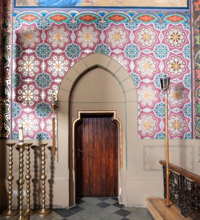 Zdjęcie nr 17: Kościół jest położony na północny-zachód od centrum miejscowości, na placu otoczonym ceglanym murem na podmurówce z murowanymi słupkami, nakrytym blaszanym daszkiem. Główne wejście na plac kościelny prowadzi przez pseudobastionową bramę, flankowaną dwiema pseudowieżyczkami oraz dwiema furtkami. Kościół jest budowlą założoną na planie krzyża łacińskiego, murowaną z cegły, orientowaną, jednonawową z transeptem, prezbiterium zakończonym trójbocznie i wieżą. Od północnej strony kościoła prostokątna zakrystia, od południa w narożniku korpusu i prezbiterium niewielkie kruchty. 

Wnętrze artykułowe ostrołukowymi arkadami wspartymi na filarach. Korpus sześcioprzęsłowy, nakryty sklepieniem krzyżowo-żebrowym; prezbiterium dwuprzęsłowe, węższe od korpusu ze sklepieniem gwiaździstym. Chór muzyczny wsparty na trzech arkadach. W kościele duże okna pseudomaswerkowe w kształcie stojących prostokątów, zamkniętych ostrołukowo, wypełnione witrażami.

Na zewnątrz elewacje ceglane z kamiennym cokołem, zamknięte kamiennym gzymsem podokapowym. Od fasady po lewej stronie dostawiona masywna wieża na planie kwadratu, czwórkondygnacyjna. W dolnych kondygnacjach niewielkie okienka, trzecia kondygnacja najwyższa, a w niej wysokie prześwity okienne z biforiami, wyżej zegary na każdej ścianie wieży. Ostatnia kondygnacja najwyższa z otworami okiennymi w kształcie leżących prostokątów, zamkniętych odcinkowo, wypełnionych podwójnymi biforiami. Wieża nakryta ostrosłupowym hełmem z analogicznymi czterema mniejszymi hełmami w narożach. Po prawej stronie fasady kruchta wejściowa do kościoła założona na planie prostokąta z portalem od zachodu, nakryta daszkiem jednospadowym, od południa zwieńczonym kamiennym szczytem schodkowym. Portal wysunięty przed lico kruchty, w polu ostrołukowa arkada z tympanonem przedstawiającym Chrystusa spotykającego Marię Magdalenę. Portal zamknięty trójkątnym szczytem, którego pole wypełnione jest rzeźbioną dekoracją z liści i owoców winnego grona oraz krzyża łacińskiego pośrodku. Za kruchtą ściana zachodnia kościoła zamknięta trójkątnym szczytem schodkowym, wypełnionym blendami. Analogiczne szczyty na zakończeniu ramion transeptu oraz na zakończeniu korpusu nawy kościoła od strony wschodniej. Nad skrzyżowaniem ramion transeptu umieszczona jest wieżyczka na sygnaturkę. Do świątyni prowadzą też dwa mniejsze wejścia od strony południowej przez kruchty oraz trzecie przez zakrystię. Korpus nakryty wysokim, dwuspadowym dachem. Ramiona transeptu nakryte osobnymi dachami dwuspadowymi o kalenicy niższej niż dach korpusu. Na zewnątrz kościół oszkarpowany. 