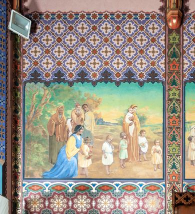 Zdjęcie nr 19: Kościół jest położony na północny-zachód od centrum miejscowości, na placu otoczonym ceglanym murem na podmurówce z murowanymi słupkami, nakrytym blaszanym daszkiem. Główne wejście na plac kościelny prowadzi przez pseudobastionową bramę, flankowaną dwiema pseudowieżyczkami oraz dwiema furtkami. Kościół jest budowlą założoną na planie krzyża łacińskiego, murowaną z cegły, orientowaną, jednonawową z transeptem, prezbiterium zakończonym trójbocznie i wieżą. Od północnej strony kościoła prostokątna zakrystia, od południa w narożniku korpusu i prezbiterium niewielkie kruchty. 

Wnętrze artykułowe ostrołukowymi arkadami wspartymi na filarach. Korpus sześcioprzęsłowy, nakryty sklepieniem krzyżowo-żebrowym; prezbiterium dwuprzęsłowe, węższe od korpusu ze sklepieniem gwiaździstym. Chór muzyczny wsparty na trzech arkadach. W kościele duże okna pseudomaswerkowe w kształcie stojących prostokątów, zamkniętych ostrołukowo, wypełnione witrażami.

Na zewnątrz elewacje ceglane z kamiennym cokołem, zamknięte kamiennym gzymsem podokapowym. Od fasady po lewej stronie dostawiona masywna wieża na planie kwadratu, czwórkondygnacyjna. W dolnych kondygnacjach niewielkie okienka, trzecia kondygnacja najwyższa, a w niej wysokie prześwity okienne z biforiami, wyżej zegary na każdej ścianie wieży. Ostatnia kondygnacja najwyższa z otworami okiennymi w kształcie leżących prostokątów, zamkniętych odcinkowo, wypełnionych podwójnymi biforiami. Wieża nakryta ostrosłupowym hełmem z analogicznymi czterema mniejszymi hełmami w narożach. Po prawej stronie fasady kruchta wejściowa do kościoła założona na planie prostokąta z portalem od zachodu, nakryta daszkiem jednospadowym, od południa zwieńczonym kamiennym szczytem schodkowym. Portal wysunięty przed lico kruchty, w polu ostrołukowa arkada z tympanonem przedstawiającym Chrystusa spotykającego Marię Magdalenę. Portal zamknięty trójkątnym szczytem, którego pole wypełnione jest rzeźbioną dekoracją z liści i owoców winnego grona oraz krzyża łacińskiego pośrodku. Za kruchtą ściana zachodnia kościoła zamknięta trójkątnym szczytem schodkowym, wypełnionym blendami. Analogiczne szczyty na zakończeniu ramion transeptu oraz na zakończeniu korpusu nawy kościoła od strony wschodniej. Nad skrzyżowaniem ramion transeptu umieszczona jest wieżyczka na sygnaturkę. Do świątyni prowadzą też dwa mniejsze wejścia od strony południowej przez kruchty oraz trzecie przez zakrystię. Korpus nakryty wysokim, dwuspadowym dachem. Ramiona transeptu nakryte osobnymi dachami dwuspadowymi o kalenicy niższej niż dach korpusu. Na zewnątrz kościół oszkarpowany. 