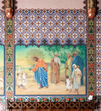 Zdjęcie nr 20: Kościół jest położony na północny-zachód od centrum miejscowości, na placu otoczonym ceglanym murem na podmurówce z murowanymi słupkami, nakrytym blaszanym daszkiem. Główne wejście na plac kościelny prowadzi przez pseudobastionową bramę, flankowaną dwiema pseudowieżyczkami oraz dwiema furtkami. Kościół jest budowlą założoną na planie krzyża łacińskiego, murowaną z cegły, orientowaną, jednonawową z transeptem, prezbiterium zakończonym trójbocznie i wieżą. Od północnej strony kościoła prostokątna zakrystia, od południa w narożniku korpusu i prezbiterium niewielkie kruchty. 

Wnętrze artykułowe ostrołukowymi arkadami wspartymi na filarach. Korpus sześcioprzęsłowy, nakryty sklepieniem krzyżowo-żebrowym; prezbiterium dwuprzęsłowe, węższe od korpusu ze sklepieniem gwiaździstym. Chór muzyczny wsparty na trzech arkadach. W kościele duże okna pseudomaswerkowe w kształcie stojących prostokątów, zamkniętych ostrołukowo, wypełnione witrażami.

Na zewnątrz elewacje ceglane z kamiennym cokołem, zamknięte kamiennym gzymsem podokapowym. Od fasady po lewej stronie dostawiona masywna wieża na planie kwadratu, czwórkondygnacyjna. W dolnych kondygnacjach niewielkie okienka, trzecia kondygnacja najwyższa, a w niej wysokie prześwity okienne z biforiami, wyżej zegary na każdej ścianie wieży. Ostatnia kondygnacja najwyższa z otworami okiennymi w kształcie leżących prostokątów, zamkniętych odcinkowo, wypełnionych podwójnymi biforiami. Wieża nakryta ostrosłupowym hełmem z analogicznymi czterema mniejszymi hełmami w narożach. Po prawej stronie fasady kruchta wejściowa do kościoła założona na planie prostokąta z portalem od zachodu, nakryta daszkiem jednospadowym, od południa zwieńczonym kamiennym szczytem schodkowym. Portal wysunięty przed lico kruchty, w polu ostrołukowa arkada z tympanonem przedstawiającym Chrystusa spotykającego Marię Magdalenę. Portal zamknięty trójkątnym szczytem, którego pole wypełnione jest rzeźbioną dekoracją z liści i owoców winnego grona oraz krzyża łacińskiego pośrodku. Za kruchtą ściana zachodnia kościoła zamknięta trójkątnym szczytem schodkowym, wypełnionym blendami. Analogiczne szczyty na zakończeniu ramion transeptu oraz na zakończeniu korpusu nawy kościoła od strony wschodniej. Nad skrzyżowaniem ramion transeptu umieszczona jest wieżyczka na sygnaturkę. Do świątyni prowadzą też dwa mniejsze wejścia od strony południowej przez kruchty oraz trzecie przez zakrystię. Korpus nakryty wysokim, dwuspadowym dachem. Ramiona transeptu nakryte osobnymi dachami dwuspadowymi o kalenicy niższej niż dach korpusu. Na zewnątrz kościół oszkarpowany. 