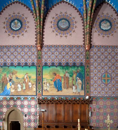 Zdjęcie nr 21: Kościół jest położony na północny-zachód od centrum miejscowości, na placu otoczonym ceglanym murem na podmurówce z murowanymi słupkami, nakrytym blaszanym daszkiem. Główne wejście na plac kościelny prowadzi przez pseudobastionową bramę, flankowaną dwiema pseudowieżyczkami oraz dwiema furtkami. Kościół jest budowlą założoną na planie krzyża łacińskiego, murowaną z cegły, orientowaną, jednonawową z transeptem, prezbiterium zakończonym trójbocznie i wieżą. Od północnej strony kościoła prostokątna zakrystia, od południa w narożniku korpusu i prezbiterium niewielkie kruchty. 

Wnętrze artykułowe ostrołukowymi arkadami wspartymi na filarach. Korpus sześcioprzęsłowy, nakryty sklepieniem krzyżowo-żebrowym; prezbiterium dwuprzęsłowe, węższe od korpusu ze sklepieniem gwiaździstym. Chór muzyczny wsparty na trzech arkadach. W kościele duże okna pseudomaswerkowe w kształcie stojących prostokątów, zamkniętych ostrołukowo, wypełnione witrażami.

Na zewnątrz elewacje ceglane z kamiennym cokołem, zamknięte kamiennym gzymsem podokapowym. Od fasady po lewej stronie dostawiona masywna wieża na planie kwadratu, czwórkondygnacyjna. W dolnych kondygnacjach niewielkie okienka, trzecia kondygnacja najwyższa, a w niej wysokie prześwity okienne z biforiami, wyżej zegary na każdej ścianie wieży. Ostatnia kondygnacja najwyższa z otworami okiennymi w kształcie leżących prostokątów, zamkniętych odcinkowo, wypełnionych podwójnymi biforiami. Wieża nakryta ostrosłupowym hełmem z analogicznymi czterema mniejszymi hełmami w narożach. Po prawej stronie fasady kruchta wejściowa do kościoła założona na planie prostokąta z portalem od zachodu, nakryta daszkiem jednospadowym, od południa zwieńczonym kamiennym szczytem schodkowym. Portal wysunięty przed lico kruchty, w polu ostrołukowa arkada z tympanonem przedstawiającym Chrystusa spotykającego Marię Magdalenę. Portal zamknięty trójkątnym szczytem, którego pole wypełnione jest rzeźbioną dekoracją z liści i owoców winnego grona oraz krzyża łacińskiego pośrodku. Za kruchtą ściana zachodnia kościoła zamknięta trójkątnym szczytem schodkowym, wypełnionym blendami. Analogiczne szczyty na zakończeniu ramion transeptu oraz na zakończeniu korpusu nawy kościoła od strony wschodniej. Nad skrzyżowaniem ramion transeptu umieszczona jest wieżyczka na sygnaturkę. Do świątyni prowadzą też dwa mniejsze wejścia od strony południowej przez kruchty oraz trzecie przez zakrystię. Korpus nakryty wysokim, dwuspadowym dachem. Ramiona transeptu nakryte osobnymi dachami dwuspadowymi o kalenicy niższej niż dach korpusu. Na zewnątrz kościół oszkarpowany. 