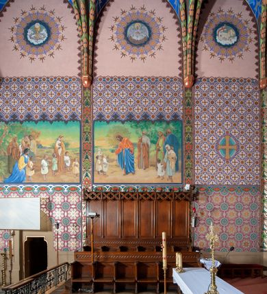 Zdjęcie nr 22: Kościół jest położony na północny-zachód od centrum miejscowości, na placu otoczonym ceglanym murem na podmurówce z murowanymi słupkami, nakrytym blaszanym daszkiem. Główne wejście na plac kościelny prowadzi przez pseudobastionową bramę, flankowaną dwiema pseudowieżyczkami oraz dwiema furtkami. Kościół jest budowlą założoną na planie krzyża łacińskiego, murowaną z cegły, orientowaną, jednonawową z transeptem, prezbiterium zakończonym trójbocznie i wieżą. Od północnej strony kościoła prostokątna zakrystia, od południa w narożniku korpusu i prezbiterium niewielkie kruchty. 

Wnętrze artykułowe ostrołukowymi arkadami wspartymi na filarach. Korpus sześcioprzęsłowy, nakryty sklepieniem krzyżowo-żebrowym; prezbiterium dwuprzęsłowe, węższe od korpusu ze sklepieniem gwiaździstym. Chór muzyczny wsparty na trzech arkadach. W kościele duże okna pseudomaswerkowe w kształcie stojących prostokątów, zamkniętych ostrołukowo, wypełnione witrażami.

Na zewnątrz elewacje ceglane z kamiennym cokołem, zamknięte kamiennym gzymsem podokapowym. Od fasady po lewej stronie dostawiona masywna wieża na planie kwadratu, czwórkondygnacyjna. W dolnych kondygnacjach niewielkie okienka, trzecia kondygnacja najwyższa, a w niej wysokie prześwity okienne z biforiami, wyżej zegary na każdej ścianie wieży. Ostatnia kondygnacja najwyższa z otworami okiennymi w kształcie leżących prostokątów, zamkniętych odcinkowo, wypełnionych podwójnymi biforiami. Wieża nakryta ostrosłupowym hełmem z analogicznymi czterema mniejszymi hełmami w narożach. Po prawej stronie fasady kruchta wejściowa do kościoła założona na planie prostokąta z portalem od zachodu, nakryta daszkiem jednospadowym, od południa zwieńczonym kamiennym szczytem schodkowym. Portal wysunięty przed lico kruchty, w polu ostrołukowa arkada z tympanonem przedstawiającym Chrystusa spotykającego Marię Magdalenę. Portal zamknięty trójkątnym szczytem, którego pole wypełnione jest rzeźbioną dekoracją z liści i owoców winnego grona oraz krzyża łacińskiego pośrodku. Za kruchtą ściana zachodnia kościoła zamknięta trójkątnym szczytem schodkowym, wypełnionym blendami. Analogiczne szczyty na zakończeniu ramion transeptu oraz na zakończeniu korpusu nawy kościoła od strony wschodniej. Nad skrzyżowaniem ramion transeptu umieszczona jest wieżyczka na sygnaturkę. Do świątyni prowadzą też dwa mniejsze wejścia od strony południowej przez kruchty oraz trzecie przez zakrystię. Korpus nakryty wysokim, dwuspadowym dachem. Ramiona transeptu nakryte osobnymi dachami dwuspadowymi o kalenicy niższej niż dach korpusu. Na zewnątrz kościół oszkarpowany. 