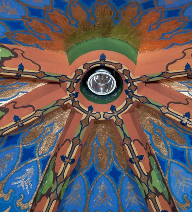 Zdjęcie nr 23: Kościół jest położony na północny-zachód od centrum miejscowości, na placu otoczonym ceglanym murem na podmurówce z murowanymi słupkami, nakrytym blaszanym daszkiem. Główne wejście na plac kościelny prowadzi przez pseudobastionową bramę, flankowaną dwiema pseudowieżyczkami oraz dwiema furtkami. Kościół jest budowlą założoną na planie krzyża łacińskiego, murowaną z cegły, orientowaną, jednonawową z transeptem, prezbiterium zakończonym trójbocznie i wieżą. Od północnej strony kościoła prostokątna zakrystia, od południa w narożniku korpusu i prezbiterium niewielkie kruchty. 

Wnętrze artykułowe ostrołukowymi arkadami wspartymi na filarach. Korpus sześcioprzęsłowy, nakryty sklepieniem krzyżowo-żebrowym; prezbiterium dwuprzęsłowe, węższe od korpusu ze sklepieniem gwiaździstym. Chór muzyczny wsparty na trzech arkadach. W kościele duże okna pseudomaswerkowe w kształcie stojących prostokątów, zamkniętych ostrołukowo, wypełnione witrażami.

Na zewnątrz elewacje ceglane z kamiennym cokołem, zamknięte kamiennym gzymsem podokapowym. Od fasady po lewej stronie dostawiona masywna wieża na planie kwadratu, czwórkondygnacyjna. W dolnych kondygnacjach niewielkie okienka, trzecia kondygnacja najwyższa, a w niej wysokie prześwity okienne z biforiami, wyżej zegary na każdej ścianie wieży. Ostatnia kondygnacja najwyższa z otworami okiennymi w kształcie leżących prostokątów, zamkniętych odcinkowo, wypełnionych podwójnymi biforiami. Wieża nakryta ostrosłupowym hełmem z analogicznymi czterema mniejszymi hełmami w narożach. Po prawej stronie fasady kruchta wejściowa do kościoła założona na planie prostokąta z portalem od zachodu, nakryta daszkiem jednospadowym, od południa zwieńczonym kamiennym szczytem schodkowym. Portal wysunięty przed lico kruchty, w polu ostrołukowa arkada z tympanonem przedstawiającym Chrystusa spotykającego Marię Magdalenę. Portal zamknięty trójkątnym szczytem, którego pole wypełnione jest rzeźbioną dekoracją z liści i owoców winnego grona oraz krzyża łacińskiego pośrodku. Za kruchtą ściana zachodnia kościoła zamknięta trójkątnym szczytem schodkowym, wypełnionym blendami. Analogiczne szczyty na zakończeniu ramion transeptu oraz na zakończeniu korpusu nawy kościoła od strony wschodniej. Nad skrzyżowaniem ramion transeptu umieszczona jest wieżyczka na sygnaturkę. Do świątyni prowadzą też dwa mniejsze wejścia od strony południowej przez kruchty oraz trzecie przez zakrystię. Korpus nakryty wysokim, dwuspadowym dachem. Ramiona transeptu nakryte osobnymi dachami dwuspadowymi o kalenicy niższej niż dach korpusu. Na zewnątrz kościół oszkarpowany. 