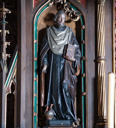 Zdjęcie nr 25: Kościół jest położony na północny-zachód od centrum miejscowości, na placu otoczonym ceglanym murem na podmurówce z murowanymi słupkami, nakrytym blaszanym daszkiem. Główne wejście na plac kościelny prowadzi przez pseudobastionową bramę, flankowaną dwiema pseudowieżyczkami oraz dwiema furtkami. Kościół jest budowlą założoną na planie krzyża łacińskiego, murowaną z cegły, orientowaną, jednonawową z transeptem, prezbiterium zakończonym trójbocznie i wieżą. Od północnej strony kościoła prostokątna zakrystia, od południa w narożniku korpusu i prezbiterium niewielkie kruchty. 

Wnętrze artykułowe ostrołukowymi arkadami wspartymi na filarach. Korpus sześcioprzęsłowy, nakryty sklepieniem krzyżowo-żebrowym; prezbiterium dwuprzęsłowe, węższe od korpusu ze sklepieniem gwiaździstym. Chór muzyczny wsparty na trzech arkadach. W kościele duże okna pseudomaswerkowe w kształcie stojących prostokątów, zamkniętych ostrołukowo, wypełnione witrażami.

Na zewnątrz elewacje ceglane z kamiennym cokołem, zamknięte kamiennym gzymsem podokapowym. Od fasady po lewej stronie dostawiona masywna wieża na planie kwadratu, czwórkondygnacyjna. W dolnych kondygnacjach niewielkie okienka, trzecia kondygnacja najwyższa, a w niej wysokie prześwity okienne z biforiami, wyżej zegary na każdej ścianie wieży. Ostatnia kondygnacja najwyższa z otworami okiennymi w kształcie leżących prostokątów, zamkniętych odcinkowo, wypełnionych podwójnymi biforiami. Wieża nakryta ostrosłupowym hełmem z analogicznymi czterema mniejszymi hełmami w narożach. Po prawej stronie fasady kruchta wejściowa do kościoła założona na planie prostokąta z portalem od zachodu, nakryta daszkiem jednospadowym, od południa zwieńczonym kamiennym szczytem schodkowym. Portal wysunięty przed lico kruchty, w polu ostrołukowa arkada z tympanonem przedstawiającym Chrystusa spotykającego Marię Magdalenę. Portal zamknięty trójkątnym szczytem, którego pole wypełnione jest rzeźbioną dekoracją z liści i owoców winnego grona oraz krzyża łacińskiego pośrodku. Za kruchtą ściana zachodnia kościoła zamknięta trójkątnym szczytem schodkowym, wypełnionym blendami. Analogiczne szczyty na zakończeniu ramion transeptu oraz na zakończeniu korpusu nawy kościoła od strony wschodniej. Nad skrzyżowaniem ramion transeptu umieszczona jest wieżyczka na sygnaturkę. Do świątyni prowadzą też dwa mniejsze wejścia od strony południowej przez kruchty oraz trzecie przez zakrystię. Korpus nakryty wysokim, dwuspadowym dachem. Ramiona transeptu nakryte osobnymi dachami dwuspadowymi o kalenicy niższej niż dach korpusu. Na zewnątrz kościół oszkarpowany. 