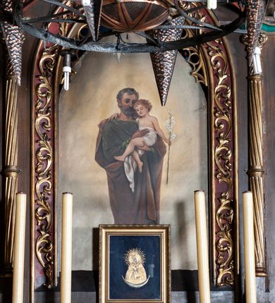 Zdjęcie nr 24: Kościół jest położony na północny-zachód od centrum miejscowości, na placu otoczonym ceglanym murem na podmurówce z murowanymi słupkami, nakrytym blaszanym daszkiem. Główne wejście na plac kościelny prowadzi przez pseudobastionową bramę, flankowaną dwiema pseudowieżyczkami oraz dwiema furtkami. Kościół jest budowlą założoną na planie krzyża łacińskiego, murowaną z cegły, orientowaną, jednonawową z transeptem, prezbiterium zakończonym trójbocznie i wieżą. Od północnej strony kościoła prostokątna zakrystia, od południa w narożniku korpusu i prezbiterium niewielkie kruchty. 

Wnętrze artykułowe ostrołukowymi arkadami wspartymi na filarach. Korpus sześcioprzęsłowy, nakryty sklepieniem krzyżowo-żebrowym; prezbiterium dwuprzęsłowe, węższe od korpusu ze sklepieniem gwiaździstym. Chór muzyczny wsparty na trzech arkadach. W kościele duże okna pseudomaswerkowe w kształcie stojących prostokątów, zamkniętych ostrołukowo, wypełnione witrażami.

Na zewnątrz elewacje ceglane z kamiennym cokołem, zamknięte kamiennym gzymsem podokapowym. Od fasady po lewej stronie dostawiona masywna wieża na planie kwadratu, czwórkondygnacyjna. W dolnych kondygnacjach niewielkie okienka, trzecia kondygnacja najwyższa, a w niej wysokie prześwity okienne z biforiami, wyżej zegary na każdej ścianie wieży. Ostatnia kondygnacja najwyższa z otworami okiennymi w kształcie leżących prostokątów, zamkniętych odcinkowo, wypełnionych podwójnymi biforiami. Wieża nakryta ostrosłupowym hełmem z analogicznymi czterema mniejszymi hełmami w narożach. Po prawej stronie fasady kruchta wejściowa do kościoła założona na planie prostokąta z portalem od zachodu, nakryta daszkiem jednospadowym, od południa zwieńczonym kamiennym szczytem schodkowym. Portal wysunięty przed lico kruchty, w polu ostrołukowa arkada z tympanonem przedstawiającym Chrystusa spotykającego Marię Magdalenę. Portal zamknięty trójkątnym szczytem, którego pole wypełnione jest rzeźbioną dekoracją z liści i owoców winnego grona oraz krzyża łacińskiego pośrodku. Za kruchtą ściana zachodnia kościoła zamknięta trójkątnym szczytem schodkowym, wypełnionym blendami. Analogiczne szczyty na zakończeniu ramion transeptu oraz na zakończeniu korpusu nawy kościoła od strony wschodniej. Nad skrzyżowaniem ramion transeptu umieszczona jest wieżyczka na sygnaturkę. Do świątyni prowadzą też dwa mniejsze wejścia od strony południowej przez kruchty oraz trzecie przez zakrystię. Korpus nakryty wysokim, dwuspadowym dachem. Ramiona transeptu nakryte osobnymi dachami dwuspadowymi o kalenicy niższej niż dach korpusu. Na zewnątrz kościół oszkarpowany. 