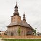 Zdjęcie nr 1: Kościół zlokalizowany na zachodnim krańcu wsi. Plac kościelny otoczony drewnianym płotem. W północno-wschodnim narożu drewniana dzwonnica.  
Kościół orientowany, drewniany, konstrukcji zrębowej, z wieżą na słup od zachodu, wejście główne od zachodu; wejścia boczne od południa przez kruchtę i od północy przez zakrystię. Prezbiterium zamknięte wielobocznie, nawa na rzucie prostokąta. Przy prezbiterium i nawie od północy zakrystia z przedsionkiem, przy nawie od południa kruchta. Wewnątrz stropy, podkreślone profilowanym gzymsem. Łuk tęczowy o wykroju prostokątnym ze ściętymi narożami, flankowany filarkami z belkowaniem; na nim późnobarokowy krucyfiks podtrzymywany przez aniołka, ponad belkowaniem aniołki dzierżące narzędzia Męki Pańskiej. Drugi łuk tęczowy usytuowany na granicy przedłużenia naw o podobnym wykroju. Chór muzyczny wsparty na dwóch żłobkowanych słupach o falistym przebiegu. Ściany nawy przeprute: od północy oknem o kształcie prostokąta, od południa trzema analogicznymi oknami i zwieńczone profilowanym gzymsem. Obramienia okienne fazowane, z nadokiennikami o wykroju w ośli grzbiet. Drzwi prowadzące do kruchty w kształcie prostokąta. Prezbiterium wzniesione o jeden stopień powyżej poziomu nawy, od południa przeprute dwoma prostokątnymi oknami. Od północy drzwi do zakrystii o kształcie stojącego prostokąta, od strony zakrystii profilowane. Zakrystia na planie prostokąta, przylegająca od północy do prezbiterium kościoła. Nawa i kruchta kryte dachem dwuspadowym, prezbiterium trójpołaciowym, opadającym ku wschodowi, zakrystia dachem pulpitowym. Przy wschodnim krańcu dachu nawy znajduje się wieżyczka na sygnaturkę. Dzwonnica drewniana, dwukondygnacyjna na planie zbliżonym do kwadratu. Nad pierwszą kondygnacją dach okapowy, a nad drugą czterospadowy, zwieńczony kulą z krzyżem. Na fasadzie kruchty wnęka z rzeźbą Matki Boskiej z Dzieciątkiem. 


