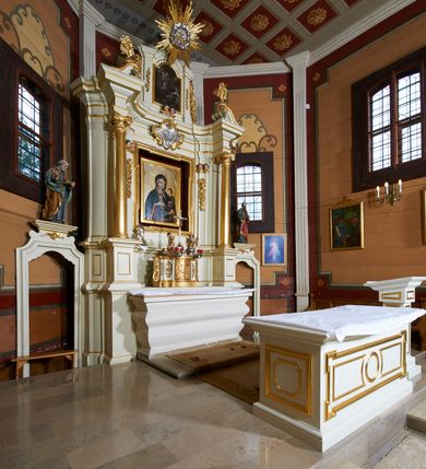 Zdjęcie nr 43: Kościół usytuowany jest w centrum wsi na niewielkim wzniesieniu, orientowany, drewniany, o konstrukcji zrębowej, oszalowany. Jego bryłę tworzy trójbocznie zamknięte prezbiterium, jednonawowy korpus, zakrystia skomunikowana ze skarbcem oraz kruchty od południa i zachodu. Całość pokrywają oddzielne dla nawy i prezbiterium dachy, nad nawą znajduje się wieżyczka na sygnaturkę. Wnętrza niższego, trójbocznie zamkniętego prezbiterium i szerszej, prawie kwadratowej nawy nakryte są stropem. Ściany kościoła zostały podzielone na przęsła kanelowanymi pilastrami ustawionymi na cokołach i zwieńczone profilowanym gzymsem, wyłamującym się na kapitelach. W prezbiterium znajdują się dwa okna od południa i dwa w bocznych ścianach wschodniego zamknięcia; korpus jest oświetlony od południa dwoma oknami. Wszystkie okna zamknięte są łukiem odcinkowym i umieszczone w prostokątnych obramieniach. Przestrzeń między prezbiterium a nawą jest nieznacznie zawężona wydatnymi pilastrami ustawionymi pod arkadą tęczową o łuku koszowym. W środkowym przęśle prezbiterium znajduje się wejście do północnej zakrystii, z profilowanym portalem zamkniętym łukiem trójlistnie ściętym. Na osi ściany południowej umieszczono prostokątny portal, ozdobiony od strony kruchty profilowaniem, a w nadprożu zdwojonym łukiem w  „ośli grzbiet”. Pod nim ornament arkadkowy i wyryta data „1547”. Główne wejście w ścianie zachodniej obejmuje profilowany od strony kruchty portal, który podobnie jak poprzedni zamknięty jest zdwojonym łukiem w „ośli grzbiet”. Chór muzyczny opiera się na dwóch kwadratowych słupach ustawionych diagonalnie (górą dekoracyjnie wycinanych), z parapetem o linii wklęsło-wypukłej. W południowo-zachodnim narożu znajdują się schody na chór osłonięte deskami. Zakrystia jest założona na rzucie prostokąta, przekryta pułapem, z lisicami na ścianie południowej i zachodniej. W osi ściany wschodniej zakrystii umieszczono okno zamknięte łukiem odcinkowym, a w narożu południowo-zachodnim schody na ambonę. W zachodniej ścianie zakrystii znajduje się prostokątne przejście do wąskiego przedsionka i dalej do dawnego skarbca przylegającego do korpusu. Kruchty są założone na rzucie prostokąta, wzdłużnie przylegającego do korpusu i przykryte stropem. Naprzeciw fasady ustawiono wolnostojącą, murowaną dzwonnicę.