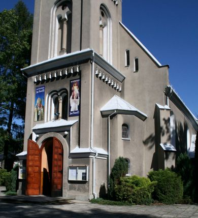 Zdjęcie nr 19: Kościół murowany, tynkowany, orientowany, jednonawowy. 
Prezbiterium prostokątne, zamknięte trójbocznie, od północy przylega zakrystia na planie prostokąta. Nawa szersza od prezbiterium, na rzucie prostokąta, od południa dostawiona kaplica Matki Boskiej na planie prostokąta, od zachodu wieża na planie kwadratu z dwoma aneksami po bokach. 
Prezbiterium dwuprzęsłowe, nawa trójprzęsłowa, nakryte sklepieniami krzyżowo-żebrowymi o gurtach spływających na profilowane wsporniki. Otwór tęczowy w formie półkolistej arkady. Parapet chóru muzycznego drewniany, wsparty na dwóch filarach.  Posadzka z płyt ceramicznych. 
Fasada wieżowa, jednoosiowa, trójkondygnacyjna, zwężająca się ku górze; dwie dolne kondygnacje na planie kwadratu, trzecia ośmioboku. Trzy ściany pierwszej kondygnacji wieży ujęte lizenami, zakończone profilowanym gzymsem z krenelażem oraz daszkiem pulpitowym. Na osi portal w formie stojącego prostokąta zamkniętego łukiem półkolistym, w opasce tynkowej z dwuskrzydłowymi drzwiami. Portal zamknięty od góry i po bokach uskokowym gzymsem z daszkiem pulpitowym. Nad portalem biforium. Trzy ściany drugiej kondygnacji wieży ujęte lizenami, zakończone profilowanym gzymsem z krenelażem oraz daszkiem pulpitowym. Na ścianach ślepe biforia we wnękach w formie stojącego prostokąta zamkniętego łukiem półkolistym. Trzecia kondygnacja zakończona profilowanym gzymsem z kostkowaniem, na ściankach otwory dzwonne w formie stojącego prostokąta zamkniętego łukiem półkolistym, naprzemiennie ślepe i otwarte. Wieża nakryta dachem ostrosłupowym. Po bokach wieży dwukondygnacyjne aneksy na planie wieloboku, przekryte daszkami wielospadowymi. 
Nawa i prezbiterium oszkarpowane w narożach jedno i dwuuskokowymi szkarpami nakrytymi daszkami. Na elewacji południowej pięć otworów okiennych w formie stojącego prostokąta zamkniętego łukiem półkolistym, z szerokim rozglifieniem. Na elewacji wschodniej dwa analogiczne okna, na północnej trzy. 
Nawa, kaplica i zakrystia nakryte dachami blaszanymi, dwuspadowymi, prezbiterium pięciospadowym. 