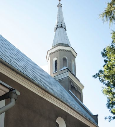 Zdjęcie nr 6: Kościół murowany, tynkowany, orientowany, jednonawowy. 
Prezbiterium prostokątne, zamknięte trójbocznie, od północy przylega zakrystia na planie prostokąta. Nawa szersza od prezbiterium, na rzucie prostokąta, od południa dostawiona kaplica Matki Boskiej na planie prostokąta, od zachodu wieża na planie kwadratu z dwoma aneksami po bokach. 
Prezbiterium dwuprzęsłowe, nawa trójprzęsłowa, nakryte sklepieniami krzyżowo-żebrowymi o gurtach spływających na profilowane wsporniki. Otwór tęczowy w formie półkolistej arkady. Parapet chóru muzycznego drewniany, wsparty na dwóch filarach.  Posadzka z płyt ceramicznych. 
Fasada wieżowa, jednoosiowa, trójkondygnacyjna, zwężająca się ku górze; dwie dolne kondygnacje na planie kwadratu, trzecia ośmioboku. Trzy ściany pierwszej kondygnacji wieży ujęte lizenami, zakończone profilowanym gzymsem z krenelażem oraz daszkiem pulpitowym. Na osi portal w formie stojącego prostokąta zamkniętego łukiem półkolistym, w opasce tynkowej z dwuskrzydłowymi drzwiami. Portal zamknięty od góry i po bokach uskokowym gzymsem z daszkiem pulpitowym. Nad portalem biforium. Trzy ściany drugiej kondygnacji wieży ujęte lizenami, zakończone profilowanym gzymsem z krenelażem oraz daszkiem pulpitowym. Na ścianach ślepe biforia we wnękach w formie stojącego prostokąta zamkniętego łukiem półkolistym. Trzecia kondygnacja zakończona profilowanym gzymsem z kostkowaniem, na ściankach otwory dzwonne w formie stojącego prostokąta zamkniętego łukiem półkolistym, naprzemiennie ślepe i otwarte. Wieża nakryta dachem ostrosłupowym. Po bokach wieży dwukondygnacyjne aneksy na planie wieloboku, przekryte daszkami wielospadowymi. 
Nawa i prezbiterium oszkarpowane w narożach jedno i dwuuskokowymi szkarpami nakrytymi daszkami. Na elewacji południowej pięć otworów okiennych w formie stojącego prostokąta zamkniętego łukiem półkolistym, z szerokim rozglifieniem. Na elewacji wschodniej dwa analogiczne okna, na północnej trzy. 
Nawa, kaplica i zakrystia nakryte dachami blaszanymi, dwuspadowymi, prezbiterium pięciospadowym. 