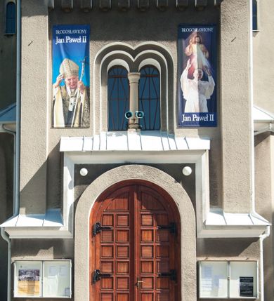 Zdjęcie nr 24: Kościół murowany, tynkowany, orientowany, jednonawowy. 
Prezbiterium prostokątne, zamknięte trójbocznie, od północy przylega zakrystia na planie prostokąta. Nawa szersza od prezbiterium, na rzucie prostokąta, od południa dostawiona kaplica Matki Boskiej na planie prostokąta, od zachodu wieża na planie kwadratu z dwoma aneksami po bokach. 
Prezbiterium dwuprzęsłowe, nawa trójprzęsłowa, nakryte sklepieniami krzyżowo-żebrowymi o gurtach spływających na profilowane wsporniki. Otwór tęczowy w formie półkolistej arkady. Parapet chóru muzycznego drewniany, wsparty na dwóch filarach.  Posadzka z płyt ceramicznych. 
Fasada wieżowa, jednoosiowa, trójkondygnacyjna, zwężająca się ku górze; dwie dolne kondygnacje na planie kwadratu, trzecia ośmioboku. Trzy ściany pierwszej kondygnacji wieży ujęte lizenami, zakończone profilowanym gzymsem z krenelażem oraz daszkiem pulpitowym. Na osi portal w formie stojącego prostokąta zamkniętego łukiem półkolistym, w opasce tynkowej z dwuskrzydłowymi drzwiami. Portal zamknięty od góry i po bokach uskokowym gzymsem z daszkiem pulpitowym. Nad portalem biforium. Trzy ściany drugiej kondygnacji wieży ujęte lizenami, zakończone profilowanym gzymsem z krenelażem oraz daszkiem pulpitowym. Na ścianach ślepe biforia we wnękach w formie stojącego prostokąta zamkniętego łukiem półkolistym. Trzecia kondygnacja zakończona profilowanym gzymsem z kostkowaniem, na ściankach otwory dzwonne w formie stojącego prostokąta zamkniętego łukiem półkolistym, naprzemiennie ślepe i otwarte. Wieża nakryta dachem ostrosłupowym. Po bokach wieży dwukondygnacyjne aneksy na planie wieloboku, przekryte daszkami wielospadowymi. 
Nawa i prezbiterium oszkarpowane w narożach jedno i dwuuskokowymi szkarpami nakrytymi daszkami. Na elewacji południowej pięć otworów okiennych w formie stojącego prostokąta zamkniętego łukiem półkolistym, z szerokim rozglifieniem. Na elewacji wschodniej dwa analogiczne okna, na północnej trzy. 
Nawa, kaplica i zakrystia nakryte dachami blaszanymi, dwuspadowymi, prezbiterium pięciospadowym. 