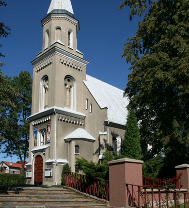 Zdjęcie nr 18: Kościół murowany, tynkowany, orientowany, jednonawowy. 
Prezbiterium prostokątne, zamknięte trójbocznie, od północy przylega zakrystia na planie prostokąta. Nawa szersza od prezbiterium, na rzucie prostokąta, od południa dostawiona kaplica Matki Boskiej na planie prostokąta, od zachodu wieża na planie kwadratu z dwoma aneksami po bokach. 
Prezbiterium dwuprzęsłowe, nawa trójprzęsłowa, nakryte sklepieniami krzyżowo-żebrowymi o gurtach spływających na profilowane wsporniki. Otwór tęczowy w formie półkolistej arkady. Parapet chóru muzycznego drewniany, wsparty na dwóch filarach.  Posadzka z płyt ceramicznych. 
Fasada wieżowa, jednoosiowa, trójkondygnacyjna, zwężająca się ku górze; dwie dolne kondygnacje na planie kwadratu, trzecia ośmioboku. Trzy ściany pierwszej kondygnacji wieży ujęte lizenami, zakończone profilowanym gzymsem z krenelażem oraz daszkiem pulpitowym. Na osi portal w formie stojącego prostokąta zamkniętego łukiem półkolistym, w opasce tynkowej z dwuskrzydłowymi drzwiami. Portal zamknięty od góry i po bokach uskokowym gzymsem z daszkiem pulpitowym. Nad portalem biforium. Trzy ściany drugiej kondygnacji wieży ujęte lizenami, zakończone profilowanym gzymsem z krenelażem oraz daszkiem pulpitowym. Na ścianach ślepe biforia we wnękach w formie stojącego prostokąta zamkniętego łukiem półkolistym. Trzecia kondygnacja zakończona profilowanym gzymsem z kostkowaniem, na ściankach otwory dzwonne w formie stojącego prostokąta zamkniętego łukiem półkolistym, naprzemiennie ślepe i otwarte. Wieża nakryta dachem ostrosłupowym. Po bokach wieży dwukondygnacyjne aneksy na planie wieloboku, przekryte daszkami wielospadowymi. 
Nawa i prezbiterium oszkarpowane w narożach jedno i dwuuskokowymi szkarpami nakrytymi daszkami. Na elewacji południowej pięć otworów okiennych w formie stojącego prostokąta zamkniętego łukiem półkolistym, z szerokim rozglifieniem. Na elewacji wschodniej dwa analogiczne okna, na północnej trzy. 
Nawa, kaplica i zakrystia nakryte dachami blaszanymi, dwuspadowymi, prezbiterium pięciospadowym. 