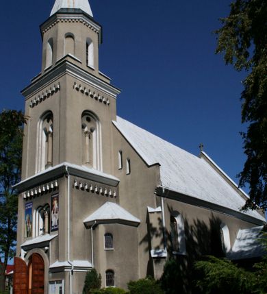 Zdjęcie nr 20: Kościół murowany, tynkowany, orientowany, jednonawowy. 
Prezbiterium prostokątne, zamknięte trójbocznie, od północy przylega zakrystia na planie prostokąta. Nawa szersza od prezbiterium, na rzucie prostokąta, od południa dostawiona kaplica Matki Boskiej na planie prostokąta, od zachodu wieża na planie kwadratu z dwoma aneksami po bokach. 
Prezbiterium dwuprzęsłowe, nawa trójprzęsłowa, nakryte sklepieniami krzyżowo-żebrowymi o gurtach spływających na profilowane wsporniki. Otwór tęczowy w formie półkolistej arkady. Parapet chóru muzycznego drewniany, wsparty na dwóch filarach.  Posadzka z płyt ceramicznych. 
Fasada wieżowa, jednoosiowa, trójkondygnacyjna, zwężająca się ku górze; dwie dolne kondygnacje na planie kwadratu, trzecia ośmioboku. Trzy ściany pierwszej kondygnacji wieży ujęte lizenami, zakończone profilowanym gzymsem z krenelażem oraz daszkiem pulpitowym. Na osi portal w formie stojącego prostokąta zamkniętego łukiem półkolistym, w opasce tynkowej z dwuskrzydłowymi drzwiami. Portal zamknięty od góry i po bokach uskokowym gzymsem z daszkiem pulpitowym. Nad portalem biforium. Trzy ściany drugiej kondygnacji wieży ujęte lizenami, zakończone profilowanym gzymsem z krenelażem oraz daszkiem pulpitowym. Na ścianach ślepe biforia we wnękach w formie stojącego prostokąta zamkniętego łukiem półkolistym. Trzecia kondygnacja zakończona profilowanym gzymsem z kostkowaniem, na ściankach otwory dzwonne w formie stojącego prostokąta zamkniętego łukiem półkolistym, naprzemiennie ślepe i otwarte. Wieża nakryta dachem ostrosłupowym. Po bokach wieży dwukondygnacyjne aneksy na planie wieloboku, przekryte daszkami wielospadowymi. 
Nawa i prezbiterium oszkarpowane w narożach jedno i dwuuskokowymi szkarpami nakrytymi daszkami. Na elewacji południowej pięć otworów okiennych w formie stojącego prostokąta zamkniętego łukiem półkolistym, z szerokim rozglifieniem. Na elewacji wschodniej dwa analogiczne okna, na północnej trzy. 
Nawa, kaplica i zakrystia nakryte dachami blaszanymi, dwuspadowymi, prezbiterium pięciospadowym. 