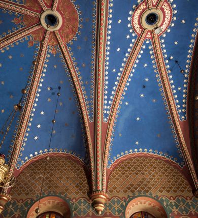 Zdjęcie nr 16: Kościół murowany, tynkowany, orientowany, jednonawowy. 
Prezbiterium prostokątne, zamknięte trójbocznie, od północy przylega zakrystia na planie prostokąta. Nawa szersza od prezbiterium, na rzucie prostokąta, od południa dostawiona kaplica Matki Boskiej na planie prostokąta, od zachodu wieża na planie kwadratu z dwoma aneksami po bokach. 
Prezbiterium dwuprzęsłowe, nawa trójprzęsłowa, nakryte sklepieniami krzyżowo-żebrowymi o gurtach spływających na profilowane wsporniki. Otwór tęczowy w formie półkolistej arkady. Parapet chóru muzycznego drewniany, wsparty na dwóch filarach.  Posadzka z płyt ceramicznych. 
Fasada wieżowa, jednoosiowa, trójkondygnacyjna, zwężająca się ku górze; dwie dolne kondygnacje na planie kwadratu, trzecia ośmioboku. Trzy ściany pierwszej kondygnacji wieży ujęte lizenami, zakończone profilowanym gzymsem z krenelażem oraz daszkiem pulpitowym. Na osi portal w formie stojącego prostokąta zamkniętego łukiem półkolistym, w opasce tynkowej z dwuskrzydłowymi drzwiami. Portal zamknięty od góry i po bokach uskokowym gzymsem z daszkiem pulpitowym. Nad portalem biforium. Trzy ściany drugiej kondygnacji wieży ujęte lizenami, zakończone profilowanym gzymsem z krenelażem oraz daszkiem pulpitowym. Na ścianach ślepe biforia we wnękach w formie stojącego prostokąta zamkniętego łukiem półkolistym. Trzecia kondygnacja zakończona profilowanym gzymsem z kostkowaniem, na ściankach otwory dzwonne w formie stojącego prostokąta zamkniętego łukiem półkolistym, naprzemiennie ślepe i otwarte. Wieża nakryta dachem ostrosłupowym. Po bokach wieży dwukondygnacyjne aneksy na planie wieloboku, przekryte daszkami wielospadowymi. 
Nawa i prezbiterium oszkarpowane w narożach jedno i dwuuskokowymi szkarpami nakrytymi daszkami. Na elewacji południowej pięć otworów okiennych w formie stojącego prostokąta zamkniętego łukiem półkolistym, z szerokim rozglifieniem. Na elewacji wschodniej dwa analogiczne okna, na północnej trzy. 
Nawa, kaplica i zakrystia nakryte dachami blaszanymi, dwuspadowymi, prezbiterium pięciospadowym. 