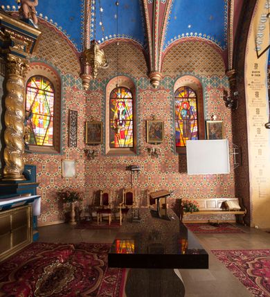 Zdjęcie nr 12: Kościół murowany, tynkowany, orientowany, jednonawowy. 
Prezbiterium prostokątne, zamknięte trójbocznie, od północy przylega zakrystia na planie prostokąta. Nawa szersza od prezbiterium, na rzucie prostokąta, od południa dostawiona kaplica Matki Boskiej na planie prostokąta, od zachodu wieża na planie kwadratu z dwoma aneksami po bokach. 
Prezbiterium dwuprzęsłowe, nawa trójprzęsłowa, nakryte sklepieniami krzyżowo-żebrowymi o gurtach spływających na profilowane wsporniki. Otwór tęczowy w formie półkolistej arkady. Parapet chóru muzycznego drewniany, wsparty na dwóch filarach.  Posadzka z płyt ceramicznych. 
Fasada wieżowa, jednoosiowa, trójkondygnacyjna, zwężająca się ku górze; dwie dolne kondygnacje na planie kwadratu, trzecia ośmioboku. Trzy ściany pierwszej kondygnacji wieży ujęte lizenami, zakończone profilowanym gzymsem z krenelażem oraz daszkiem pulpitowym. Na osi portal w formie stojącego prostokąta zamkniętego łukiem półkolistym, w opasce tynkowej z dwuskrzydłowymi drzwiami. Portal zamknięty od góry i po bokach uskokowym gzymsem z daszkiem pulpitowym. Nad portalem biforium. Trzy ściany drugiej kondygnacji wieży ujęte lizenami, zakończone profilowanym gzymsem z krenelażem oraz daszkiem pulpitowym. Na ścianach ślepe biforia we wnękach w formie stojącego prostokąta zamkniętego łukiem półkolistym. Trzecia kondygnacja zakończona profilowanym gzymsem z kostkowaniem, na ściankach otwory dzwonne w formie stojącego prostokąta zamkniętego łukiem półkolistym, naprzemiennie ślepe i otwarte. Wieża nakryta dachem ostrosłupowym. Po bokach wieży dwukondygnacyjne aneksy na planie wieloboku, przekryte daszkami wielospadowymi. 
Nawa i prezbiterium oszkarpowane w narożach jedno i dwuuskokowymi szkarpami nakrytymi daszkami. Na elewacji południowej pięć otworów okiennych w formie stojącego prostokąta zamkniętego łukiem półkolistym, z szerokim rozglifieniem. Na elewacji wschodniej dwa analogiczne okna, na północnej trzy. 
Nawa, kaplica i zakrystia nakryte dachami blaszanymi, dwuspadowymi, prezbiterium pięciospadowym. 