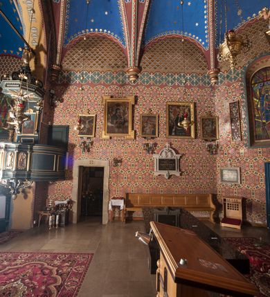 Zdjęcie nr 11: Kościół murowany, tynkowany, orientowany, jednonawowy. 
Prezbiterium prostokątne, zamknięte trójbocznie, od północy przylega zakrystia na planie prostokąta. Nawa szersza od prezbiterium, na rzucie prostokąta, od południa dostawiona kaplica Matki Boskiej na planie prostokąta, od zachodu wieża na planie kwadratu z dwoma aneksami po bokach. 
Prezbiterium dwuprzęsłowe, nawa trójprzęsłowa, nakryte sklepieniami krzyżowo-żebrowymi o gurtach spływających na profilowane wsporniki. Otwór tęczowy w formie półkolistej arkady. Parapet chóru muzycznego drewniany, wsparty na dwóch filarach.  Posadzka z płyt ceramicznych. 
Fasada wieżowa, jednoosiowa, trójkondygnacyjna, zwężająca się ku górze; dwie dolne kondygnacje na planie kwadratu, trzecia ośmioboku. Trzy ściany pierwszej kondygnacji wieży ujęte lizenami, zakończone profilowanym gzymsem z krenelażem oraz daszkiem pulpitowym. Na osi portal w formie stojącego prostokąta zamkniętego łukiem półkolistym, w opasce tynkowej z dwuskrzydłowymi drzwiami. Portal zamknięty od góry i po bokach uskokowym gzymsem z daszkiem pulpitowym. Nad portalem biforium. Trzy ściany drugiej kondygnacji wieży ujęte lizenami, zakończone profilowanym gzymsem z krenelażem oraz daszkiem pulpitowym. Na ścianach ślepe biforia we wnękach w formie stojącego prostokąta zamkniętego łukiem półkolistym. Trzecia kondygnacja zakończona profilowanym gzymsem z kostkowaniem, na ściankach otwory dzwonne w formie stojącego prostokąta zamkniętego łukiem półkolistym, naprzemiennie ślepe i otwarte. Wieża nakryta dachem ostrosłupowym. Po bokach wieży dwukondygnacyjne aneksy na planie wieloboku, przekryte daszkami wielospadowymi. 
Nawa i prezbiterium oszkarpowane w narożach jedno i dwuuskokowymi szkarpami nakrytymi daszkami. Na elewacji południowej pięć otworów okiennych w formie stojącego prostokąta zamkniętego łukiem półkolistym, z szerokim rozglifieniem. Na elewacji wschodniej dwa analogiczne okna, na północnej trzy. 
Nawa, kaplica i zakrystia nakryte dachami blaszanymi, dwuspadowymi, prezbiterium pięciospadowym. 