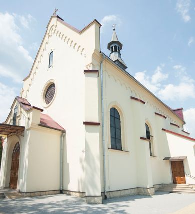 Zdjęcie nr 17: Kościół usytuowany w centrum wsi, u zbiegu głównych dróg, położony na niewielkim wzniesieniu, na placu otoczonym ogrodzeniem z kamiennymi filarami i metalową kratą. Budynek orientowany, jednonawowy, czteroprzęsłowy, z węższym prezbiterium zamkniętym trójbocznie. Od zachodu do fasady dostawiona niewielka kruchta; od południa dostawiona kaplica na planie prostokąta. Prezbiterium ujęte symetrycznie aneksami: pomieszczenie gospodarcze od północy i zakrystia od południa. Kościół sklepiony kolebkowo na gurtach z lunetami; prezbiterium nakryte sklepieniem parasolowatym; kaplica sklepieniem pseudoklasztornym; aneksy i kruchta z płaskim stropem. Wnętrze oświetlają prostokątne okna zamknięte półkoliście; w ścianie zachodniej okno okrągłe; w kaplicy i aneksach również okna zamknięte półkoliście. Wejście główne na osi kościoła, prostokątne; prezbiterium skomunikowane z aneksami prostokątnymi drzwiami; z zakrystii wyjście na zewnątrz. Chór muzyczny wsparty na czterech metalowych kolumnach z częścią środkową wybrzuszoną; z parapetem ozdobionym pseudopłycinami, kostkowaniem i  lambrekinem. Fasada jednoosiowa, jednokondygnacyjna z trójkątnym szczytem, ozdobiona krenelażem. Na osi kruchta, zamknięta trójkątnym szczytem z prostokątnym wejściem o półkolistym zwieńczeniu. Elewacje ujęte są uskokowymi przyporami i zwieńczone gzymsem z motywem lambrekinów. Dachy dwuspadowe nad nawą i prezbiterium; pulpitowe nad aneksami i kaplicą; kryte blachą. Dach wieńczy wieżyczka na sygnaturkę w formie gloriety zwieńczonej ostrosłupem z krzyżem.

Kaplica południowa na planie prostokąta, ze sklepieniem odwołującym się do formy sklepienia klasztornego. Szerokie wejście zakończone łukiem odcinkowym od strony nawy głównej. Naprzeciw wejścia okno zamknięte półkoliście, uskokowe wielokwaterowe. Wejście od strony zachodniej prostokątne, z drewnianymi drzwiami. Wnęka ołtarzowa zakończona łukiem półkolistym, z dekoracją mozaikową, przedstawiającą Michała Archanioła; podwieszona mensa ołtarzowa z lastriko. Część ołtarzowa podniesiona o jeden stopień.