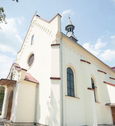 Zdjęcie nr 18: Kościół usytuowany w centrum wsi, u zbiegu głównych dróg, położony na niewielkim wzniesieniu, na placu otoczonym ogrodzeniem z kamiennymi filarami i metalową kratą. Budynek orientowany, jednonawowy, czteroprzęsłowy, z węższym prezbiterium zamkniętym trójbocznie. Od zachodu do fasady dostawiona niewielka kruchta; od południa dostawiona kaplica na planie prostokąta. Prezbiterium ujęte symetrycznie aneksami: pomieszczenie gospodarcze od północy i zakrystia od południa. Kościół sklepiony kolebkowo na gurtach z lunetami; prezbiterium nakryte sklepieniem parasolowatym; kaplica sklepieniem pseudoklasztornym; aneksy i kruchta z płaskim stropem. Wnętrze oświetlają prostokątne okna zamknięte półkoliście; w ścianie zachodniej okno okrągłe; w kaplicy i aneksach również okna zamknięte półkoliście. Wejście główne na osi kościoła, prostokątne; prezbiterium skomunikowane z aneksami prostokątnymi drzwiami; z zakrystii wyjście na zewnątrz. Chór muzyczny wsparty na czterech metalowych kolumnach z częścią środkową wybrzuszoną; z parapetem ozdobionym pseudopłycinami, kostkowaniem i  lambrekinem. Fasada jednoosiowa, jednokondygnacyjna z trójkątnym szczytem, ozdobiona krenelażem. Na osi kruchta, zamknięta trójkątnym szczytem z prostokątnym wejściem o półkolistym zwieńczeniu. Elewacje ujęte są uskokowymi przyporami i zwieńczone gzymsem z motywem lambrekinów. Dachy dwuspadowe nad nawą i prezbiterium; pulpitowe nad aneksami i kaplicą; kryte blachą. Dach wieńczy wieżyczka na sygnaturkę w formie gloriety zwieńczonej ostrosłupem z krzyżem.

Kaplica południowa na planie prostokąta, ze sklepieniem odwołującym się do formy sklepienia klasztornego. Szerokie wejście zakończone łukiem odcinkowym od strony nawy głównej. Naprzeciw wejścia okno zamknięte półkoliście, uskokowe wielokwaterowe. Wejście od strony zachodniej prostokątne, z drewnianymi drzwiami. Wnęka ołtarzowa zakończona łukiem półkolistym, z dekoracją mozaikową, przedstawiającą Michała Archanioła; podwieszona mensa ołtarzowa z lastriko. Część ołtarzowa podniesiona o jeden stopień.