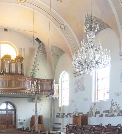 Zdjęcie nr 15: Kościół usytuowany w centrum wsi, u zbiegu głównych dróg, położony na niewielkim wzniesieniu, na placu otoczonym ogrodzeniem z kamiennymi filarami i metalową kratą. Budynek orientowany, jednonawowy, czteroprzęsłowy, z węższym prezbiterium zamkniętym trójbocznie. Od zachodu do fasady dostawiona niewielka kruchta; od południa dostawiona kaplica na planie prostokąta. Prezbiterium ujęte symetrycznie aneksami: pomieszczenie gospodarcze od północy i zakrystia od południa. Kościół sklepiony kolebkowo na gurtach z lunetami; prezbiterium nakryte sklepieniem parasolowatym; kaplica sklepieniem pseudoklasztornym; aneksy i kruchta z płaskim stropem. Wnętrze oświetlają prostokątne okna zamknięte półkoliście; w ścianie zachodniej okno okrągłe; w kaplicy i aneksach również okna zamknięte półkoliście. Wejście główne na osi kościoła, prostokątne; prezbiterium skomunikowane z aneksami prostokątnymi drzwiami; z zakrystii wyjście na zewnątrz. Chór muzyczny wsparty na czterech metalowych kolumnach z częścią środkową wybrzuszoną; z parapetem ozdobionym pseudopłycinami, kostkowaniem i  lambrekinem. Fasada jednoosiowa, jednokondygnacyjna z trójkątnym szczytem, ozdobiona krenelażem. Na osi kruchta, zamknięta trójkątnym szczytem z prostokątnym wejściem o półkolistym zwieńczeniu. Elewacje ujęte są uskokowymi przyporami i zwieńczone gzymsem z motywem lambrekinów. Dachy dwuspadowe nad nawą i prezbiterium; pulpitowe nad aneksami i kaplicą; kryte blachą. Dach wieńczy wieżyczka na sygnaturkę w formie gloriety zwieńczonej ostrosłupem z krzyżem.

Kaplica południowa na planie prostokąta, ze sklepieniem odwołującym się do formy sklepienia klasztornego. Szerokie wejście zakończone łukiem odcinkowym od strony nawy głównej. Naprzeciw wejścia okno zamknięte półkoliście, uskokowe wielokwaterowe. Wejście od strony zachodniej prostokątne, z drewnianymi drzwiami. Wnęka ołtarzowa zakończona łukiem półkolistym, z dekoracją mozaikową, przedstawiającą Michała Archanioła; podwieszona mensa ołtarzowa z lastriko. Część ołtarzowa podniesiona o jeden stopień.