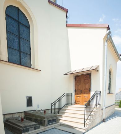 Zdjęcie nr 20: Kościół usytuowany w centrum wsi, u zbiegu głównych dróg, położony na niewielkim wzniesieniu, na placu otoczonym ogrodzeniem z kamiennymi filarami i metalową kratą. Budynek orientowany, jednonawowy, czteroprzęsłowy, z węższym prezbiterium zamkniętym trójbocznie. Od zachodu do fasady dostawiona niewielka kruchta; od południa dostawiona kaplica na planie prostokąta. Prezbiterium ujęte symetrycznie aneksami: pomieszczenie gospodarcze od północy i zakrystia od południa. Kościół sklepiony kolebkowo na gurtach z lunetami; prezbiterium nakryte sklepieniem parasolowatym; kaplica sklepieniem pseudoklasztornym; aneksy i kruchta z płaskim stropem. Wnętrze oświetlają prostokątne okna zamknięte półkoliście; w ścianie zachodniej okno okrągłe; w kaplicy i aneksach również okna zamknięte półkoliście. Wejście główne na osi kościoła, prostokątne; prezbiterium skomunikowane z aneksami prostokątnymi drzwiami; z zakrystii wyjście na zewnątrz. Chór muzyczny wsparty na czterech metalowych kolumnach z częścią środkową wybrzuszoną; z parapetem ozdobionym pseudopłycinami, kostkowaniem i  lambrekinem. Fasada jednoosiowa, jednokondygnacyjna z trójkątnym szczytem, ozdobiona krenelażem. Na osi kruchta, zamknięta trójkątnym szczytem z prostokątnym wejściem o półkolistym zwieńczeniu. Elewacje ujęte są uskokowymi przyporami i zwieńczone gzymsem z motywem lambrekinów. Dachy dwuspadowe nad nawą i prezbiterium; pulpitowe nad aneksami i kaplicą; kryte blachą. Dach wieńczy wieżyczka na sygnaturkę w formie gloriety zwieńczonej ostrosłupem z krzyżem.

Kaplica południowa na planie prostokąta, ze sklepieniem odwołującym się do formy sklepienia klasztornego. Szerokie wejście zakończone łukiem odcinkowym od strony nawy głównej. Naprzeciw wejścia okno zamknięte półkoliście, uskokowe wielokwaterowe. Wejście od strony zachodniej prostokątne, z drewnianymi drzwiami. Wnęka ołtarzowa zakończona łukiem półkolistym, z dekoracją mozaikową, przedstawiającą Michała Archanioła; podwieszona mensa ołtarzowa z lastriko. Część ołtarzowa podniesiona o jeden stopień.