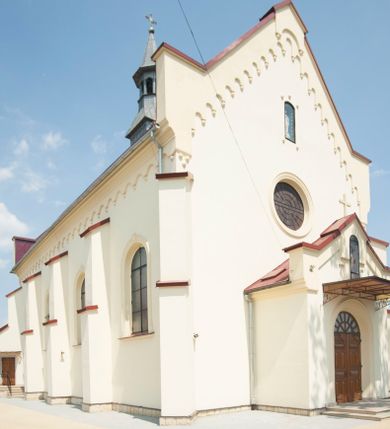 Zdjęcie nr 1: Kościół usytuowany w centrum wsi, u zbiegu głównych dróg, położony na niewielkim wzniesieniu, na placu otoczonym ogrodzeniem z kamiennymi filarami i metalową kratą. Budynek orientowany, jednonawowy, czteroprzęsłowy, z węższym prezbiterium zamkniętym trójbocznie. Od zachodu do fasady dostawiona niewielka kruchta; od południa dostawiona kaplica na planie prostokąta. Prezbiterium ujęte symetrycznie aneksami: pomieszczenie gospodarcze od północy i zakrystia od południa. Kościół sklepiony kolebkowo na gurtach z lunetami; prezbiterium nakryte sklepieniem parasolowatym; kaplica sklepieniem pseudoklasztornym; aneksy i kruchta z płaskim stropem. Wnętrze oświetlają prostokątne okna zamknięte półkoliście; w ścianie zachodniej okno okrągłe; w kaplicy i aneksach również okna zamknięte półkoliście. Wejście główne na osi kościoła, prostokątne; prezbiterium skomunikowane z aneksami prostokątnymi drzwiami; z zakrystii wyjście na zewnątrz. Chór muzyczny wsparty na czterech metalowych kolumnach z częścią środkową wybrzuszoną; z parapetem ozdobionym pseudopłycinami, kostkowaniem i  lambrekinem. Fasada jednoosiowa, jednokondygnacyjna z trójkątnym szczytem, ozdobiona krenelażem. Na osi kruchta, zamknięta trójkątnym szczytem z prostokątnym wejściem o półkolistym zwieńczeniu. Elewacje ujęte są uskokowymi przyporami i zwieńczone gzymsem z motywem lambrekinów. Dachy dwuspadowe nad nawą i prezbiterium; pulpitowe nad aneksami i kaplicą; kryte blachą. Dach wieńczy wieżyczka na sygnaturkę w formie gloriety zwieńczonej ostrosłupem z krzyżem.

Kaplica południowa na planie prostokąta, ze sklepieniem odwołującym się do formy sklepienia klasztornego. Szerokie wejście zakończone łukiem odcinkowym od strony nawy głównej. Naprzeciw wejścia okno zamknięte półkoliście, uskokowe wielokwaterowe. Wejście od strony zachodniej prostokątne, z drewnianymi drzwiami. Wnęka ołtarzowa zakończona łukiem półkolistym, z dekoracją mozaikową, przedstawiającą Michała Archanioła; podwieszona mensa ołtarzowa z lastriko. Część ołtarzowa podniesiona o jeden stopień.