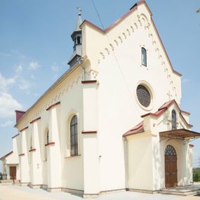 Zdjęcie nr 1: Kościół usytuowany w centrum wsi, u zbiegu głównych dróg, położony na niewielkim wzniesieniu, na placu otoczonym ogrodzeniem z kamiennymi filarami i metalową kratą. Budynek orientowany, jednonawowy, czteroprzęsłowy, z węższym prezbiterium zamkniętym trójbocznie. Od zachodu do fasady dostawiona niewielka kruchta; od południa dostawiona kaplica na planie prostokąta. Prezbiterium ujęte symetrycznie aneksami: pomieszczenie gospodarcze od północy i zakrystia od południa. Kościół sklepiony kolebkowo na gurtach z lunetami; prezbiterium nakryte sklepieniem parasolowatym; kaplica sklepieniem pseudoklasztornym; aneksy i kruchta z płaskim stropem. Wnętrze oświetlają prostokątne okna zamknięte półkoliście; w ścianie zachodniej okno okrągłe; w kaplicy i aneksach również okna zamknięte półkoliście. Wejście główne na osi kościoła, prostokątne; prezbiterium skomunikowane z aneksami prostokątnymi drzwiami; z zakrystii wyjście na zewnątrz. Chór muzyczny wsparty na czterech metalowych kolumnach z częścią środkową wybrzuszoną; z parapetem ozdobionym pseudopłycinami, kostkowaniem i  lambrekinem. Fasada jednoosiowa, jednokondygnacyjna z trójkątnym szczytem, ozdobiona krenelażem. Na osi kruchta, zamknięta trójkątnym szczytem z prostokątnym wejściem o półkolistym zwieńczeniu. Elewacje ujęte są uskokowymi przyporami i zwieńczone gzymsem z motywem lambrekinów. Dachy dwuspadowe nad nawą i prezbiterium; pulpitowe nad aneksami i kaplicą; kryte blachą. Dach wieńczy wieżyczka na sygnaturkę w formie gloriety zwieńczonej ostrosłupem z krzyżem.

Kaplica południowa na planie prostokąta, ze sklepieniem odwołującym się do formy sklepienia klasztornego. Szerokie wejście zakończone łukiem odcinkowym od strony nawy głównej. Naprzeciw wejścia okno zamknięte półkoliście, uskokowe wielokwaterowe. Wejście od strony zachodniej prostokątne, z drewnianymi drzwiami. Wnęka ołtarzowa zakończona łukiem półkolistym, z dekoracją mozaikową, przedstawiającą Michała Archanioła; podwieszona mensa ołtarzowa z lastriko. Część ołtarzowa podniesiona o jeden stopień.