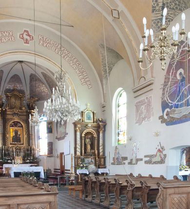 Zdjęcie nr 6: Kościół usytuowany w centrum wsi, u zbiegu głównych dróg, położony na niewielkim wzniesieniu, na placu otoczonym ogrodzeniem z kamiennymi filarami i metalową kratą. Budynek orientowany, jednonawowy, czteroprzęsłowy, z węższym prezbiterium zamkniętym trójbocznie. Od zachodu do fasady dostawiona niewielka kruchta; od południa dostawiona kaplica na planie prostokąta. Prezbiterium ujęte symetrycznie aneksami: pomieszczenie gospodarcze od północy i zakrystia od południa. Kościół sklepiony kolebkowo na gurtach z lunetami; prezbiterium nakryte sklepieniem parasolowatym; kaplica sklepieniem pseudoklasztornym; aneksy i kruchta z płaskim stropem. Wnętrze oświetlają prostokątne okna zamknięte półkoliście; w ścianie zachodniej okno okrągłe; w kaplicy i aneksach również okna zamknięte półkoliście. Wejście główne na osi kościoła, prostokątne; prezbiterium skomunikowane z aneksami prostokątnymi drzwiami; z zakrystii wyjście na zewnątrz. Chór muzyczny wsparty na czterech metalowych kolumnach z częścią środkową wybrzuszoną; z parapetem ozdobionym pseudopłycinami, kostkowaniem i  lambrekinem. Fasada jednoosiowa, jednokondygnacyjna z trójkątnym szczytem, ozdobiona krenelażem. Na osi kruchta, zamknięta trójkątnym szczytem z prostokątnym wejściem o półkolistym zwieńczeniu. Elewacje ujęte są uskokowymi przyporami i zwieńczone gzymsem z motywem lambrekinów. Dachy dwuspadowe nad nawą i prezbiterium; pulpitowe nad aneksami i kaplicą; kryte blachą. Dach wieńczy wieżyczka na sygnaturkę w formie gloriety zwieńczonej ostrosłupem z krzyżem.

Kaplica południowa na planie prostokąta, ze sklepieniem odwołującym się do formy sklepienia klasztornego. Szerokie wejście zakończone łukiem odcinkowym od strony nawy głównej. Naprzeciw wejścia okno zamknięte półkoliście, uskokowe wielokwaterowe. Wejście od strony zachodniej prostokątne, z drewnianymi drzwiami. Wnęka ołtarzowa zakończona łukiem półkolistym, z dekoracją mozaikową, przedstawiającą Michała Archanioła; podwieszona mensa ołtarzowa z lastriko. Część ołtarzowa podniesiona o jeden stopień.