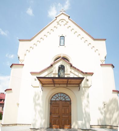 Zdjęcie nr 13: Kościół usytuowany w centrum wsi, u zbiegu głównych dróg, położony na niewielkim wzniesieniu, na placu otoczonym ogrodzeniem z kamiennymi filarami i metalową kratą. Budynek orientowany, jednonawowy, czteroprzęsłowy, z węższym prezbiterium zamkniętym trójbocznie. Od zachodu do fasady dostawiona niewielka kruchta; od południa dostawiona kaplica na planie prostokąta. Prezbiterium ujęte symetrycznie aneksami: pomieszczenie gospodarcze od północy i zakrystia od południa. Kościół sklepiony kolebkowo na gurtach z lunetami; prezbiterium nakryte sklepieniem parasolowatym; kaplica sklepieniem pseudoklasztornym; aneksy i kruchta z płaskim stropem. Wnętrze oświetlają prostokątne okna zamknięte półkoliście; w ścianie zachodniej okno okrągłe; w kaplicy i aneksach również okna zamknięte półkoliście. Wejście główne na osi kościoła, prostokątne; prezbiterium skomunikowane z aneksami prostokątnymi drzwiami; z zakrystii wyjście na zewnątrz. Chór muzyczny wsparty na czterech metalowych kolumnach z częścią środkową wybrzuszoną; z parapetem ozdobionym pseudopłycinami, kostkowaniem i  lambrekinem. Fasada jednoosiowa, jednokondygnacyjna z trójkątnym szczytem, ozdobiona krenelażem. Na osi kruchta, zamknięta trójkątnym szczytem z prostokątnym wejściem o półkolistym zwieńczeniu. Elewacje ujęte są uskokowymi przyporami i zwieńczone gzymsem z motywem lambrekinów. Dachy dwuspadowe nad nawą i prezbiterium; pulpitowe nad aneksami i kaplicą; kryte blachą. Dach wieńczy wieżyczka na sygnaturkę w formie gloriety zwieńczonej ostrosłupem z krzyżem.

Kaplica południowa na planie prostokąta, ze sklepieniem odwołującym się do formy sklepienia klasztornego. Szerokie wejście zakończone łukiem odcinkowym od strony nawy głównej. Naprzeciw wejścia okno zamknięte półkoliście, uskokowe wielokwaterowe. Wejście od strony zachodniej prostokątne, z drewnianymi drzwiami. Wnęka ołtarzowa zakończona łukiem półkolistym, z dekoracją mozaikową, przedstawiającą Michała Archanioła; podwieszona mensa ołtarzowa z lastriko. Część ołtarzowa podniesiona o jeden stopień.