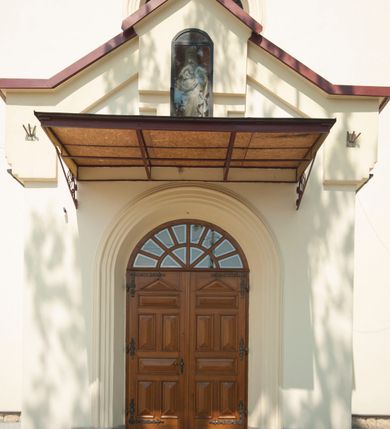 Zdjęcie nr 21: Kościół usytuowany w centrum wsi, u zbiegu głównych dróg, położony na niewielkim wzniesieniu, na placu otoczonym ogrodzeniem z kamiennymi filarami i metalową kratą. Budynek orientowany, jednonawowy, czteroprzęsłowy, z węższym prezbiterium zamkniętym trójbocznie. Od zachodu do fasady dostawiona niewielka kruchta; od południa dostawiona kaplica na planie prostokąta. Prezbiterium ujęte symetrycznie aneksami: pomieszczenie gospodarcze od północy i zakrystia od południa. Kościół sklepiony kolebkowo na gurtach z lunetami; prezbiterium nakryte sklepieniem parasolowatym; kaplica sklepieniem pseudoklasztornym; aneksy i kruchta z płaskim stropem. Wnętrze oświetlają prostokątne okna zamknięte półkoliście; w ścianie zachodniej okno okrągłe; w kaplicy i aneksach również okna zamknięte półkoliście. Wejście główne na osi kościoła, prostokątne; prezbiterium skomunikowane z aneksami prostokątnymi drzwiami; z zakrystii wyjście na zewnątrz. Chór muzyczny wsparty na czterech metalowych kolumnach z częścią środkową wybrzuszoną; z parapetem ozdobionym pseudopłycinami, kostkowaniem i  lambrekinem. Fasada jednoosiowa, jednokondygnacyjna z trójkątnym szczytem, ozdobiona krenelażem. Na osi kruchta, zamknięta trójkątnym szczytem z prostokątnym wejściem o półkolistym zwieńczeniu. Elewacje ujęte są uskokowymi przyporami i zwieńczone gzymsem z motywem lambrekinów. Dachy dwuspadowe nad nawą i prezbiterium; pulpitowe nad aneksami i kaplicą; kryte blachą. Dach wieńczy wieżyczka na sygnaturkę w formie gloriety zwieńczonej ostrosłupem z krzyżem.

Kaplica południowa na planie prostokąta, ze sklepieniem odwołującym się do formy sklepienia klasztornego. Szerokie wejście zakończone łukiem odcinkowym od strony nawy głównej. Naprzeciw wejścia okno zamknięte półkoliście, uskokowe wielokwaterowe. Wejście od strony zachodniej prostokątne, z drewnianymi drzwiami. Wnęka ołtarzowa zakończona łukiem półkolistym, z dekoracją mozaikową, przedstawiającą Michała Archanioła; podwieszona mensa ołtarzowa z lastriko. Część ołtarzowa podniesiona o jeden stopień.