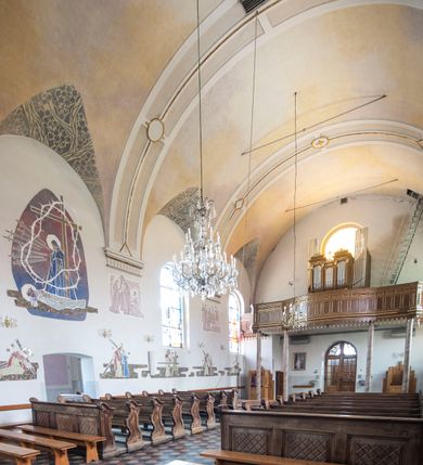 Zdjęcie nr 12: Kościół usytuowany w centrum wsi, u zbiegu głównych dróg, położony na niewielkim wzniesieniu, na placu otoczonym ogrodzeniem z kamiennymi filarami i metalową kratą. Budynek orientowany, jednonawowy, czteroprzęsłowy, z węższym prezbiterium zamkniętym trójbocznie. Od zachodu do fasady dostawiona niewielka kruchta; od południa dostawiona kaplica na planie prostokąta. Prezbiterium ujęte symetrycznie aneksami: pomieszczenie gospodarcze od północy i zakrystia od południa. Kościół sklepiony kolebkowo na gurtach z lunetami; prezbiterium nakryte sklepieniem parasolowatym; kaplica sklepieniem pseudoklasztornym; aneksy i kruchta z płaskim stropem. Wnętrze oświetlają prostokątne okna zamknięte półkoliście; w ścianie zachodniej okno okrągłe; w kaplicy i aneksach również okna zamknięte półkoliście. Wejście główne na osi kościoła, prostokątne; prezbiterium skomunikowane z aneksami prostokątnymi drzwiami; z zakrystii wyjście na zewnątrz. Chór muzyczny wsparty na czterech metalowych kolumnach z częścią środkową wybrzuszoną; z parapetem ozdobionym pseudopłycinami, kostkowaniem i  lambrekinem. Fasada jednoosiowa, jednokondygnacyjna z trójkątnym szczytem, ozdobiona krenelażem. Na osi kruchta, zamknięta trójkątnym szczytem z prostokątnym wejściem o półkolistym zwieńczeniu. Elewacje ujęte są uskokowymi przyporami i zwieńczone gzymsem z motywem lambrekinów. Dachy dwuspadowe nad nawą i prezbiterium; pulpitowe nad aneksami i kaplicą; kryte blachą. Dach wieńczy wieżyczka na sygnaturkę w formie gloriety zwieńczonej ostrosłupem z krzyżem.

Kaplica południowa na planie prostokąta, ze sklepieniem odwołującym się do formy sklepienia klasztornego. Szerokie wejście zakończone łukiem odcinkowym od strony nawy głównej. Naprzeciw wejścia okno zamknięte półkoliście, uskokowe wielokwaterowe. Wejście od strony zachodniej prostokątne, z drewnianymi drzwiami. Wnęka ołtarzowa zakończona łukiem półkolistym, z dekoracją mozaikową, przedstawiającą Michała Archanioła; podwieszona mensa ołtarzowa z lastriko. Część ołtarzowa podniesiona o jeden stopień.