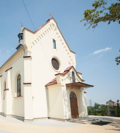 Zdjęcie nr 16: Kościół usytuowany w centrum wsi, u zbiegu głównych dróg, położony na niewielkim wzniesieniu, na placu otoczonym ogrodzeniem z kamiennymi filarami i metalową kratą. Budynek orientowany, jednonawowy, czteroprzęsłowy, z węższym prezbiterium zamkniętym trójbocznie. Od zachodu do fasady dostawiona niewielka kruchta; od południa dostawiona kaplica na planie prostokąta. Prezbiterium ujęte symetrycznie aneksami: pomieszczenie gospodarcze od północy i zakrystia od południa. Kościół sklepiony kolebkowo na gurtach z lunetami; prezbiterium nakryte sklepieniem parasolowatym; kaplica sklepieniem pseudoklasztornym; aneksy i kruchta z płaskim stropem. Wnętrze oświetlają prostokątne okna zamknięte półkoliście; w ścianie zachodniej okno okrągłe; w kaplicy i aneksach również okna zamknięte półkoliście. Wejście główne na osi kościoła, prostokątne; prezbiterium skomunikowane z aneksami prostokątnymi drzwiami; z zakrystii wyjście na zewnątrz. Chór muzyczny wsparty na czterech metalowych kolumnach z częścią środkową wybrzuszoną; z parapetem ozdobionym pseudopłycinami, kostkowaniem i  lambrekinem. Fasada jednoosiowa, jednokondygnacyjna z trójkątnym szczytem, ozdobiona krenelażem. Na osi kruchta, zamknięta trójkątnym szczytem z prostokątnym wejściem o półkolistym zwieńczeniu. Elewacje ujęte są uskokowymi przyporami i zwieńczone gzymsem z motywem lambrekinów. Dachy dwuspadowe nad nawą i prezbiterium; pulpitowe nad aneksami i kaplicą; kryte blachą. Dach wieńczy wieżyczka na sygnaturkę w formie gloriety zwieńczonej ostrosłupem z krzyżem.

Kaplica południowa na planie prostokąta, ze sklepieniem odwołującym się do formy sklepienia klasztornego. Szerokie wejście zakończone łukiem odcinkowym od strony nawy głównej. Naprzeciw wejścia okno zamknięte półkoliście, uskokowe wielokwaterowe. Wejście od strony zachodniej prostokątne, z drewnianymi drzwiami. Wnęka ołtarzowa zakończona łukiem półkolistym, z dekoracją mozaikową, przedstawiającą Michała Archanioła; podwieszona mensa ołtarzowa z lastriko. Część ołtarzowa podniesiona o jeden stopień.