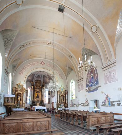 Zdjęcie nr 7: Kościół usytuowany w centrum wsi, u zbiegu głównych dróg, położony na niewielkim wzniesieniu, na placu otoczonym ogrodzeniem z kamiennymi filarami i metalową kratą. Budynek orientowany, jednonawowy, czteroprzęsłowy, z węższym prezbiterium zamkniętym trójbocznie. Od zachodu do fasady dostawiona niewielka kruchta; od południa dostawiona kaplica na planie prostokąta. Prezbiterium ujęte symetrycznie aneksami: pomieszczenie gospodarcze od północy i zakrystia od południa. Kościół sklepiony kolebkowo na gurtach z lunetami; prezbiterium nakryte sklepieniem parasolowatym; kaplica sklepieniem pseudoklasztornym; aneksy i kruchta z płaskim stropem. Wnętrze oświetlają prostokątne okna zamknięte półkoliście; w ścianie zachodniej okno okrągłe; w kaplicy i aneksach również okna zamknięte półkoliście. Wejście główne na osi kościoła, prostokątne; prezbiterium skomunikowane z aneksami prostokątnymi drzwiami; z zakrystii wyjście na zewnątrz. Chór muzyczny wsparty na czterech metalowych kolumnach z częścią środkową wybrzuszoną; z parapetem ozdobionym pseudopłycinami, kostkowaniem i  lambrekinem. Fasada jednoosiowa, jednokondygnacyjna z trójkątnym szczytem, ozdobiona krenelażem. Na osi kruchta, zamknięta trójkątnym szczytem z prostokątnym wejściem o półkolistym zwieńczeniu. Elewacje ujęte są uskokowymi przyporami i zwieńczone gzymsem z motywem lambrekinów. Dachy dwuspadowe nad nawą i prezbiterium; pulpitowe nad aneksami i kaplicą; kryte blachą. Dach wieńczy wieżyczka na sygnaturkę w formie gloriety zwieńczonej ostrosłupem z krzyżem.

Kaplica południowa na planie prostokąta, ze sklepieniem odwołującym się do formy sklepienia klasztornego. Szerokie wejście zakończone łukiem odcinkowym od strony nawy głównej. Naprzeciw wejścia okno zamknięte półkoliście, uskokowe wielokwaterowe. Wejście od strony zachodniej prostokątne, z drewnianymi drzwiami. Wnęka ołtarzowa zakończona łukiem półkolistym, z dekoracją mozaikową, przedstawiającą Michała Archanioła; podwieszona mensa ołtarzowa z lastriko. Część ołtarzowa podniesiona o jeden stopień.