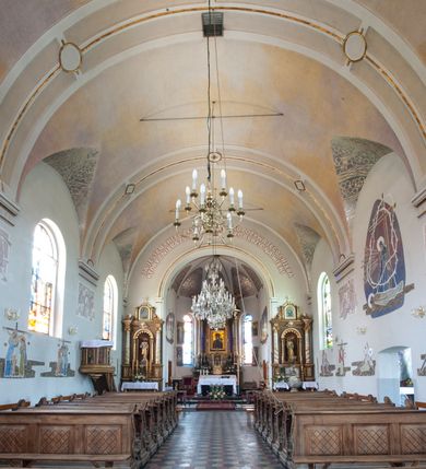 Zdjęcie nr 3: Kościół usytuowany w centrum wsi, u zbiegu głównych dróg, położony na niewielkim wzniesieniu, na placu otoczonym ogrodzeniem z kamiennymi filarami i metalową kratą. Budynek orientowany, jednonawowy, czteroprzęsłowy, z węższym prezbiterium zamkniętym trójbocznie. Od zachodu do fasady dostawiona niewielka kruchta; od południa dostawiona kaplica na planie prostokąta. Prezbiterium ujęte symetrycznie aneksami: pomieszczenie gospodarcze od północy i zakrystia od południa. Kościół sklepiony kolebkowo na gurtach z lunetami; prezbiterium nakryte sklepieniem parasolowatym; kaplica sklepieniem pseudoklasztornym; aneksy i kruchta z płaskim stropem. Wnętrze oświetlają prostokątne okna zamknięte półkoliście; w ścianie zachodniej okno okrągłe; w kaplicy i aneksach również okna zamknięte półkoliście. Wejście główne na osi kościoła, prostokątne; prezbiterium skomunikowane z aneksami prostokątnymi drzwiami; z zakrystii wyjście na zewnątrz. Chór muzyczny wsparty na czterech metalowych kolumnach z częścią środkową wybrzuszoną; z parapetem ozdobionym pseudopłycinami, kostkowaniem i  lambrekinem. Fasada jednoosiowa, jednokondygnacyjna z trójkątnym szczytem, ozdobiona krenelażem. Na osi kruchta, zamknięta trójkątnym szczytem z prostokątnym wejściem o półkolistym zwieńczeniu. Elewacje ujęte są uskokowymi przyporami i zwieńczone gzymsem z motywem lambrekinów. Dachy dwuspadowe nad nawą i prezbiterium; pulpitowe nad aneksami i kaplicą; kryte blachą. Dach wieńczy wieżyczka na sygnaturkę w formie gloriety zwieńczonej ostrosłupem z krzyżem.

Kaplica południowa na planie prostokąta, ze sklepieniem odwołującym się do formy sklepienia klasztornego. Szerokie wejście zakończone łukiem odcinkowym od strony nawy głównej. Naprzeciw wejścia okno zamknięte półkoliście, uskokowe wielokwaterowe. Wejście od strony zachodniej prostokątne, z drewnianymi drzwiami. Wnęka ołtarzowa zakończona łukiem półkolistym, z dekoracją mozaikową, przedstawiającą Michała Archanioła; podwieszona mensa ołtarzowa z lastriko. Część ołtarzowa podniesiona o jeden stopień.