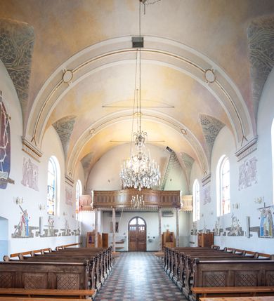 Zdjęcie nr 10: Kościół usytuowany w centrum wsi, u zbiegu głównych dróg, położony na niewielkim wzniesieniu, na placu otoczonym ogrodzeniem z kamiennymi filarami i metalową kratą. Budynek orientowany, jednonawowy, czteroprzęsłowy, z węższym prezbiterium zamkniętym trójbocznie. Od zachodu do fasady dostawiona niewielka kruchta; od południa dostawiona kaplica na planie prostokąta. Prezbiterium ujęte symetrycznie aneksami: pomieszczenie gospodarcze od północy i zakrystia od południa. Kościół sklepiony kolebkowo na gurtach z lunetami; prezbiterium nakryte sklepieniem parasolowatym; kaplica sklepieniem pseudoklasztornym; aneksy i kruchta z płaskim stropem. Wnętrze oświetlają prostokątne okna zamknięte półkoliście; w ścianie zachodniej okno okrągłe; w kaplicy i aneksach również okna zamknięte półkoliście. Wejście główne na osi kościoła, prostokątne; prezbiterium skomunikowane z aneksami prostokątnymi drzwiami; z zakrystii wyjście na zewnątrz. Chór muzyczny wsparty na czterech metalowych kolumnach z częścią środkową wybrzuszoną; z parapetem ozdobionym pseudopłycinami, kostkowaniem i  lambrekinem. Fasada jednoosiowa, jednokondygnacyjna z trójkątnym szczytem, ozdobiona krenelażem. Na osi kruchta, zamknięta trójkątnym szczytem z prostokątnym wejściem o półkolistym zwieńczeniu. Elewacje ujęte są uskokowymi przyporami i zwieńczone gzymsem z motywem lambrekinów. Dachy dwuspadowe nad nawą i prezbiterium; pulpitowe nad aneksami i kaplicą; kryte blachą. Dach wieńczy wieżyczka na sygnaturkę w formie gloriety zwieńczonej ostrosłupem z krzyżem.

Kaplica południowa na planie prostokąta, ze sklepieniem odwołującym się do formy sklepienia klasztornego. Szerokie wejście zakończone łukiem odcinkowym od strony nawy głównej. Naprzeciw wejścia okno zamknięte półkoliście, uskokowe wielokwaterowe. Wejście od strony zachodniej prostokątne, z drewnianymi drzwiami. Wnęka ołtarzowa zakończona łukiem półkolistym, z dekoracją mozaikową, przedstawiającą Michała Archanioła; podwieszona mensa ołtarzowa z lastriko. Część ołtarzowa podniesiona o jeden stopień.