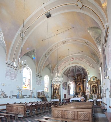 Zdjęcie nr 8: Kościół usytuowany w centrum wsi, u zbiegu głównych dróg, położony na niewielkim wzniesieniu, na placu otoczonym ogrodzeniem z kamiennymi filarami i metalową kratą. Budynek orientowany, jednonawowy, czteroprzęsłowy, z węższym prezbiterium zamkniętym trójbocznie. Od zachodu do fasady dostawiona niewielka kruchta; od południa dostawiona kaplica na planie prostokąta. Prezbiterium ujęte symetrycznie aneksami: pomieszczenie gospodarcze od północy i zakrystia od południa. Kościół sklepiony kolebkowo na gurtach z lunetami; prezbiterium nakryte sklepieniem parasolowatym; kaplica sklepieniem pseudoklasztornym; aneksy i kruchta z płaskim stropem. Wnętrze oświetlają prostokątne okna zamknięte półkoliście; w ścianie zachodniej okno okrągłe; w kaplicy i aneksach również okna zamknięte półkoliście. Wejście główne na osi kościoła, prostokątne; prezbiterium skomunikowane z aneksami prostokątnymi drzwiami; z zakrystii wyjście na zewnątrz. Chór muzyczny wsparty na czterech metalowych kolumnach z częścią środkową wybrzuszoną; z parapetem ozdobionym pseudopłycinami, kostkowaniem i  lambrekinem. Fasada jednoosiowa, jednokondygnacyjna z trójkątnym szczytem, ozdobiona krenelażem. Na osi kruchta, zamknięta trójkątnym szczytem z prostokątnym wejściem o półkolistym zwieńczeniu. Elewacje ujęte są uskokowymi przyporami i zwieńczone gzymsem z motywem lambrekinów. Dachy dwuspadowe nad nawą i prezbiterium; pulpitowe nad aneksami i kaplicą; kryte blachą. Dach wieńczy wieżyczka na sygnaturkę w formie gloriety zwieńczonej ostrosłupem z krzyżem.

Kaplica południowa na planie prostokąta, ze sklepieniem odwołującym się do formy sklepienia klasztornego. Szerokie wejście zakończone łukiem odcinkowym od strony nawy głównej. Naprzeciw wejścia okno zamknięte półkoliście, uskokowe wielokwaterowe. Wejście od strony zachodniej prostokątne, z drewnianymi drzwiami. Wnęka ołtarzowa zakończona łukiem półkolistym, z dekoracją mozaikową, przedstawiającą Michała Archanioła; podwieszona mensa ołtarzowa z lastriko. Część ołtarzowa podniesiona o jeden stopień.