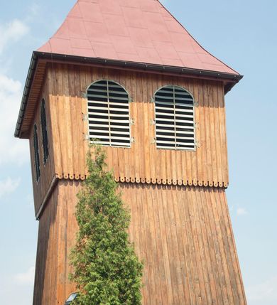 Zdjęcie nr 1: Dzwonnica usytuowana w południowo-wschodniej części placu przykościelnego; na planie kwadratu, o konstrukcji słupowej, szalowana, dwukondygnacyjna, zwieńczona wysokim dachem namiotowym z krzyżem.  Przy wejściu tabliczka z inskrypcją „Któż jak Bóg! / Dzwony i dzwonnica poświęcone / przez J(ego) E(kscelencję) Ks(iędza) B(isku)p(a) Karola Wojtyłę / dn(ia) 5 X 1958 r(oku). / Odnowioną dzwonnicę poświęcił / J(ego) E(minencja) Ks(iądz) Kard(ynał) Stanisław Dziwisz / dn(ia) 18 II 2007 r(oku) / Parafia Gorzków”.
