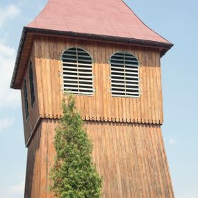 Zdjęcie nr 1: Dzwonnica usytuowana w południowo-wschodniej części placu przykościelnego; na planie kwadratu, o konstrukcji słupowej, szalowana, dwukondygnacyjna, zwieńczona wysokim dachem namiotowym z krzyżem.  Przy wejściu tabliczka z inskrypcją „Któż jak Bóg! / Dzwony i dzwonnica poświęcone / przez J(ego) E(kscelencję) Ks(iędza) B(isku)p(a) Karola Wojtyłę / dn(ia) 5 X 1958 r(oku). / Odnowioną dzwonnicę poświęcił / J(ego) E(minencja) Ks(iądz) Kard(ynał) Stanisław Dziwisz / dn(ia) 18 II 2007 r(oku) / Parafia Gorzków”.
