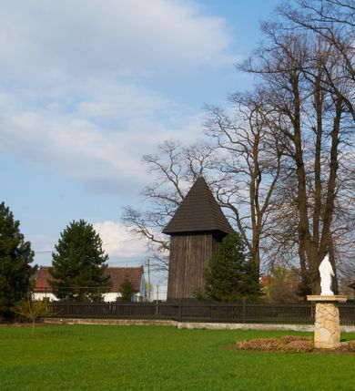 Zdjęcie nr 48: Kościół drewniany o konstrukcji zrębowej, na betonowym podmurowaniu przesłoniętym daszkiem gontowym, kruchta zachodnia o konstrukcji słupowo-ramowej. Elewacje jednolite, szalowane z listwowaniem, wzmocnione lisicami. Więźba dachowa drewniana, krokwiowa. Kościół orientowany, jednonawowy, nawa na rzucie prostokąta zbliżonego do kwadratu, prezbiterium nieco węższe, zakończone trójbocznie. Do wschodniej ściany prezbiterium przylega Ogrójec na rzucie prostokąta, od północy zakrystia na planie zbliżonym do trapezu. Do północnej ściany nawy przylega niewielka kruchta na rzucie prostokąta, od zachodu duża kruchta na planie prostokąta z pomieszczeniem nad nią, ze schodami drabiniastymi na chór, otwarta do nawy trzema dużymi otworami o wykroju prostokątnym. Wnętrze podzielone pilastrami podtrzymującymi architraw i fryz, wyłamane na ich osi. Pomiędzy nawą a prezbiterium prostokątny otwór tęczowy z prostą belką. Parapet chóru muzycznego w zachodniej części nawy, o wklęsło-wypukłym zarysie, podparty przez dwie kolumny i dwie półkolumny o wielobocznych trzonach. Otwory drzwiowe o prostokątnym wykroju zamknięte drzwiami spągowymi w północnej ścianie nawy oraz prezbiterium. Wnętrze nakryte pułapami deskowymi. Posadzka z płyt ceramicznych. 
Elewacja frontowa jednoosiowa, na osi wejście do kruchty z dwuskrzydłowymi drzwiami, w partii szczytu podwójne okno. W elewacji południowej cztery otwory okienne w formie stojącego prostokąta zamkniętego łukiem odcinkowym, dwa w nawie i dwa w prezbiterium oraz prostokątne, podwójne okno w kruchcie zachodniej, z krosnowymi oknami o drobnych podziałach kwaterowych. Elewacja północna z prostokątnym, podwójnym oknem w części kruchty zachodniej oraz z wejściami do kruchty północnej i do zakrystii o dwuskrzydłowych drzwiach. Na ścianie wschodniej prezbiterium Ogrójec w formie głębokiej szalowanej wnęki przesłoniętej daszkiem pulpitowym. Kościół nakryty dachami gontowymi dwuspadowymi, wyższym nad nawą, niższym nad prezbiterium, z kalenicą dekorowaną gontowym grzebieniem, nad zakrystią i kruchtą północną miękko modelowane dachy trójspadowe, kruchta zachodnia nakryta dachem dwuspadowym, półszczytowym. W połowie długości dachu nad nawą od strony prezbiterium wznosi się ponad kalenicą wieżyczka na sygnaturkę, na ośmiobocznym obitym blachą trzonie, z latarnią zwieńczoną niewielkim cebulastym hełmem.

 

