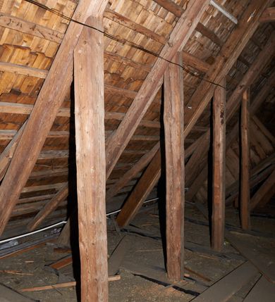 Zdjęcie nr 35: Kościół drewniany o konstrukcji zrębowej, na betonowym podmurowaniu przesłoniętym daszkiem gontowym, kruchta zachodnia o konstrukcji słupowo-ramowej. Elewacje jednolite, szalowane z listwowaniem, wzmocnione lisicami. Więźba dachowa drewniana, krokwiowa. Kościół orientowany, jednonawowy, nawa na rzucie prostokąta zbliżonego do kwadratu, prezbiterium nieco węższe, zakończone trójbocznie. Do wschodniej ściany prezbiterium przylega Ogrójec na rzucie prostokąta, od północy zakrystia na planie zbliżonym do trapezu. Do północnej ściany nawy przylega niewielka kruchta na rzucie prostokąta, od zachodu duża kruchta na planie prostokąta z pomieszczeniem nad nią, ze schodami drabiniastymi na chór, otwarta do nawy trzema dużymi otworami o wykroju prostokątnym. Wnętrze podzielone pilastrami podtrzymującymi architraw i fryz, wyłamane na ich osi. Pomiędzy nawą a prezbiterium prostokątny otwór tęczowy z prostą belką. Parapet chóru muzycznego w zachodniej części nawy, o wklęsło-wypukłym zarysie, podparty przez dwie kolumny i dwie półkolumny o wielobocznych trzonach. Otwory drzwiowe o prostokątnym wykroju zamknięte drzwiami spągowymi w północnej ścianie nawy oraz prezbiterium. Wnętrze nakryte pułapami deskowymi. Posadzka z płyt ceramicznych. 
Elewacja frontowa jednoosiowa, na osi wejście do kruchty z dwuskrzydłowymi drzwiami, w partii szczytu podwójne okno. W elewacji południowej cztery otwory okienne w formie stojącego prostokąta zamkniętego łukiem odcinkowym, dwa w nawie i dwa w prezbiterium oraz prostokątne, podwójne okno w kruchcie zachodniej, z krosnowymi oknami o drobnych podziałach kwaterowych. Elewacja północna z prostokątnym, podwójnym oknem w części kruchty zachodniej oraz z wejściami do kruchty północnej i do zakrystii o dwuskrzydłowych drzwiach. Na ścianie wschodniej prezbiterium Ogrójec w formie głębokiej szalowanej wnęki przesłoniętej daszkiem pulpitowym. Kościół nakryty dachami gontowymi dwuspadowymi, wyższym nad nawą, niższym nad prezbiterium, z kalenicą dekorowaną gontowym grzebieniem, nad zakrystią i kruchtą północną miękko modelowane dachy trójspadowe, kruchta zachodnia nakryta dachem dwuspadowym, półszczytowym. W połowie długości dachu nad nawą od strony prezbiterium wznosi się ponad kalenicą wieżyczka na sygnaturkę, na ośmiobocznym obitym blachą trzonie, z latarnią zwieńczoną niewielkim cebulastym hełmem.

 

